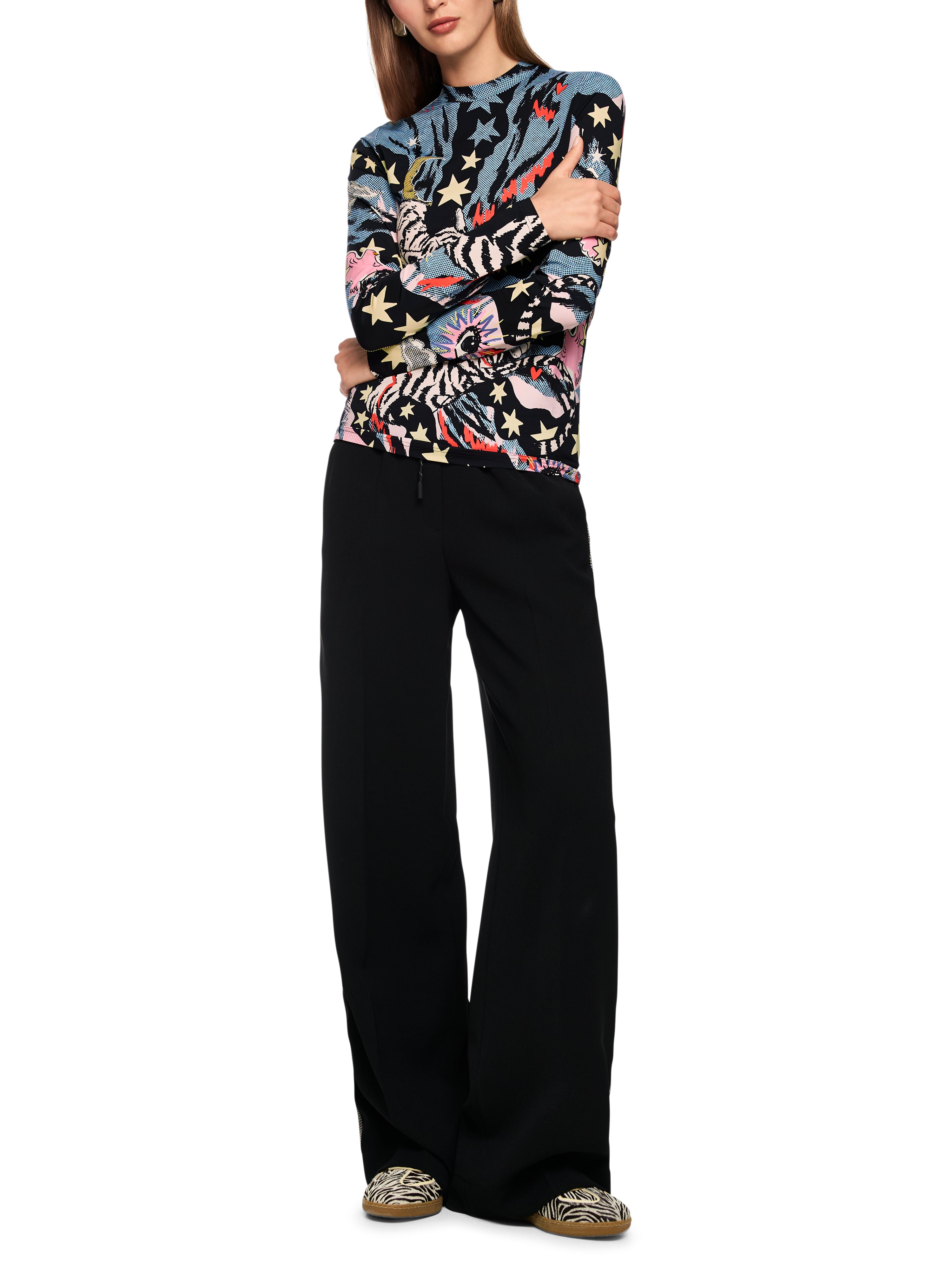 חולצה ארוכת שרוולים בגזרה צמודה עם צווארון עגול והדפסהרכב: 84% פוליאמיד, 16% אלסטןהדוגמנית בגובה 1.79 ולובשת מידה 3 של מארק קיין