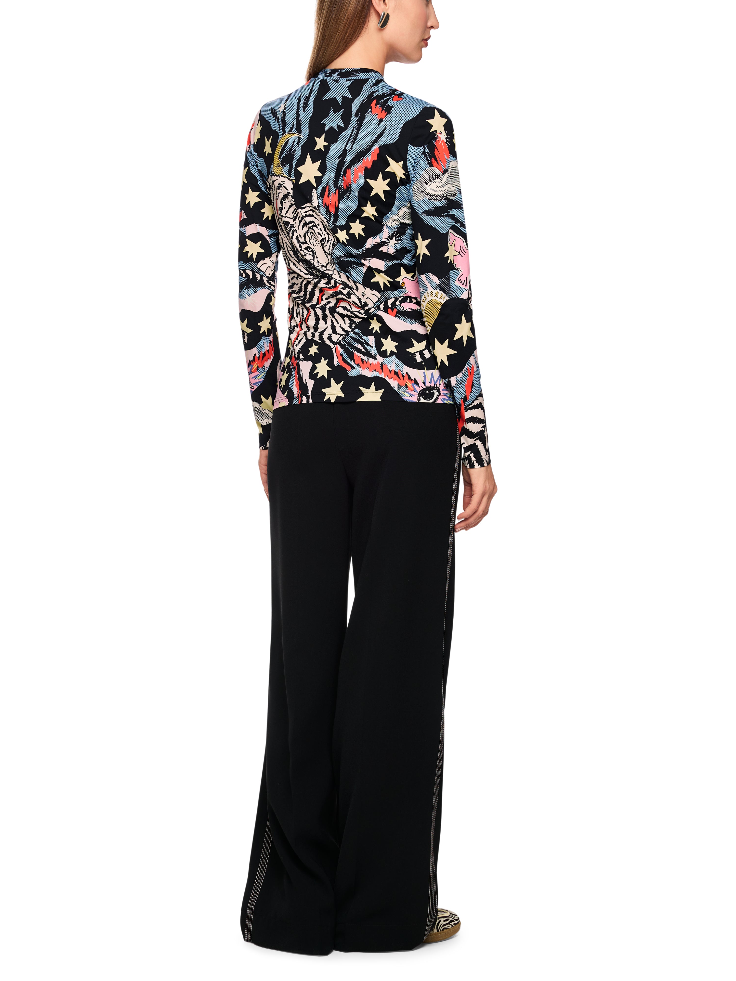 חולצה ארוכת שרוולים בגזרה צמודה עם צווארון עגול והדפסהרכב: 84% פוליאמיד, 16% אלסטןהדוגמנית בגובה 1.79 ולובשת מידה 3 של מארק קיין