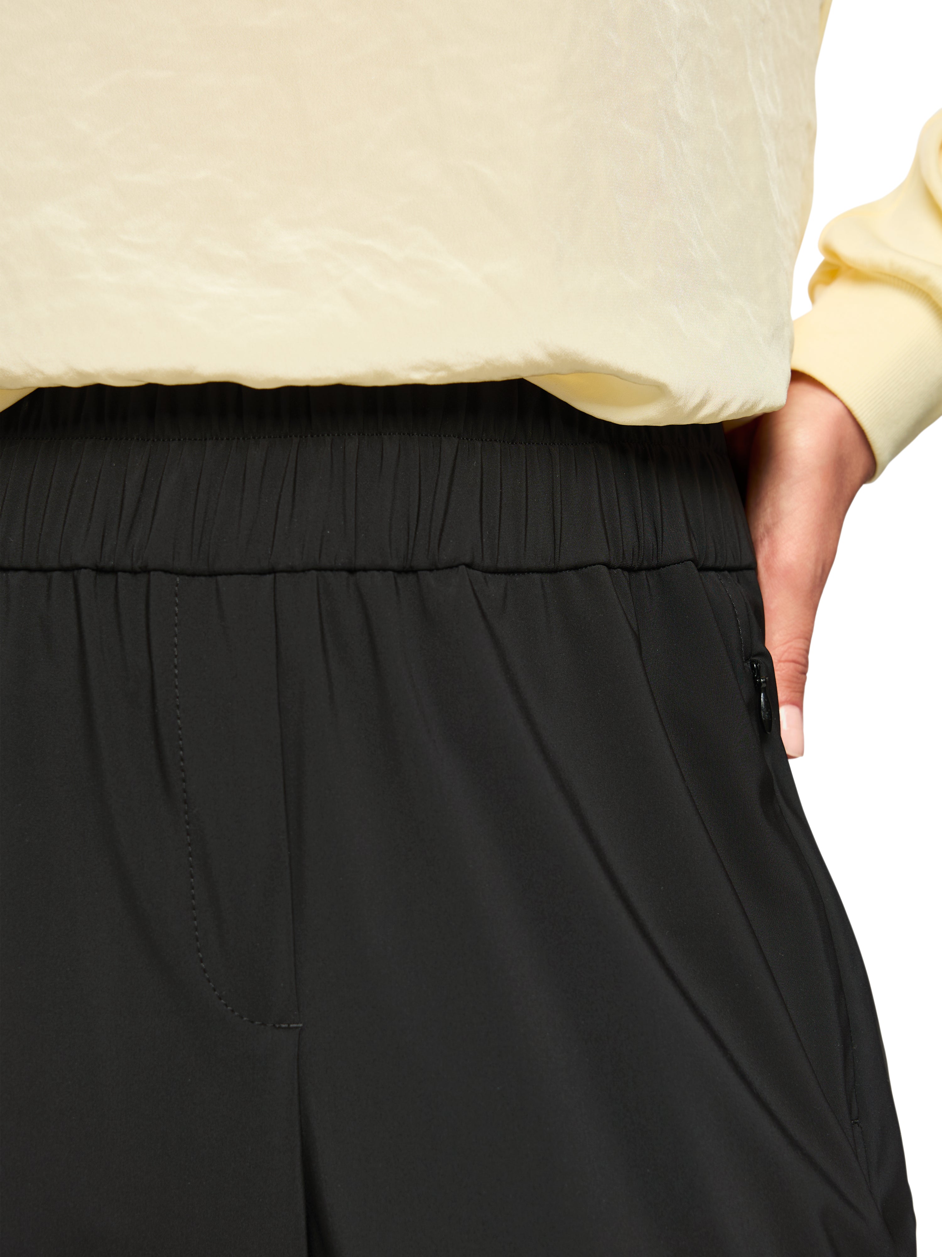 מכנסיים בסגנון ספורטיבי עם רצועת מותן אלסטית הרכב: 62% פוליאמיד (ממוחזר), 27% אלסטן, 11% פוליאמידהדוגמנית בגובה 1.79 ולובשת מידה 3 של מארק קיין