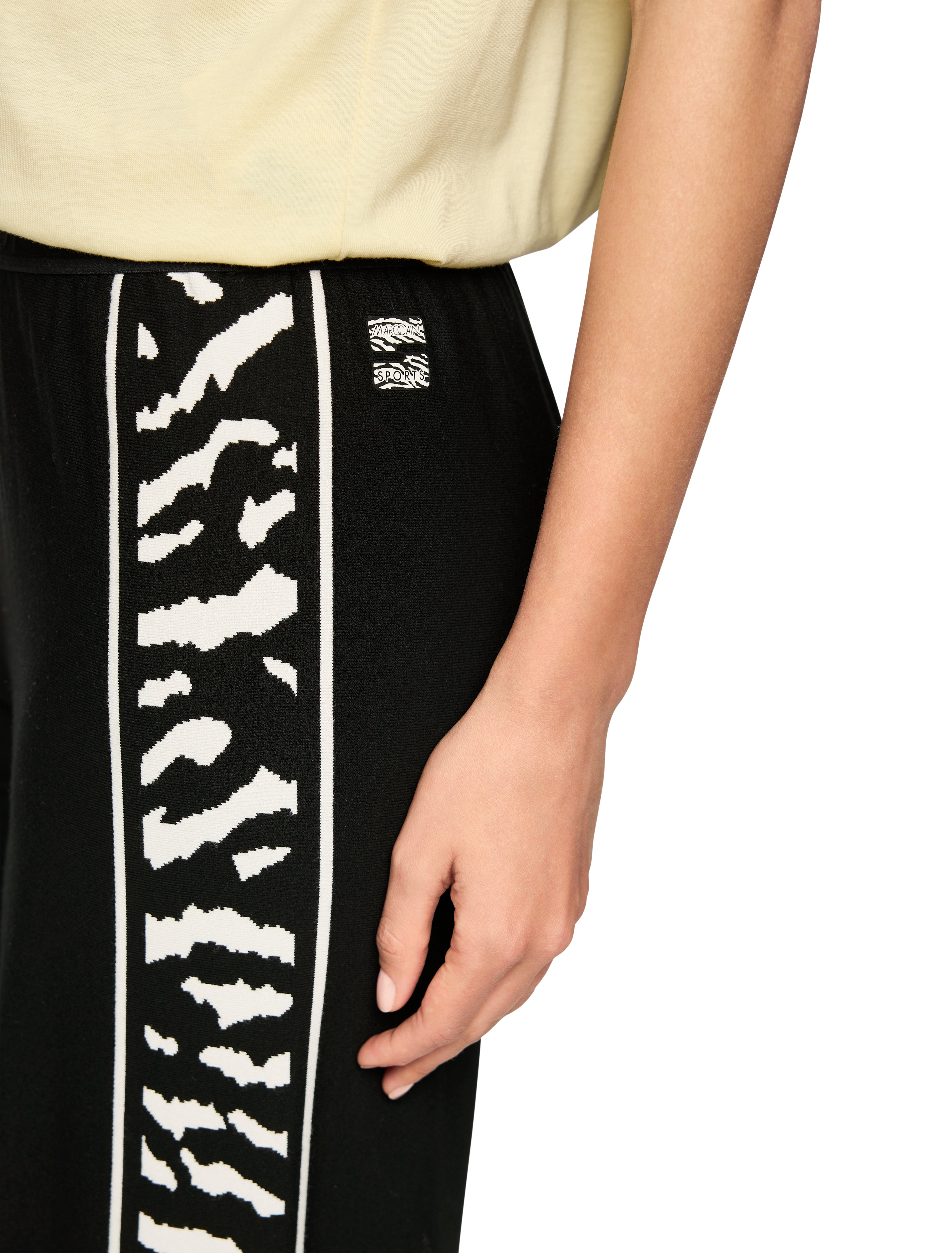 מכנסיים סרוגים בגזרה רחבה וארוכה עם רצועת מותן אלסטיתהרכב: 70% ויסקוזה, 30% פוליאסטרהדוגמנית בגובה 1.79 ולובשת מידה 3 של מארק קיין