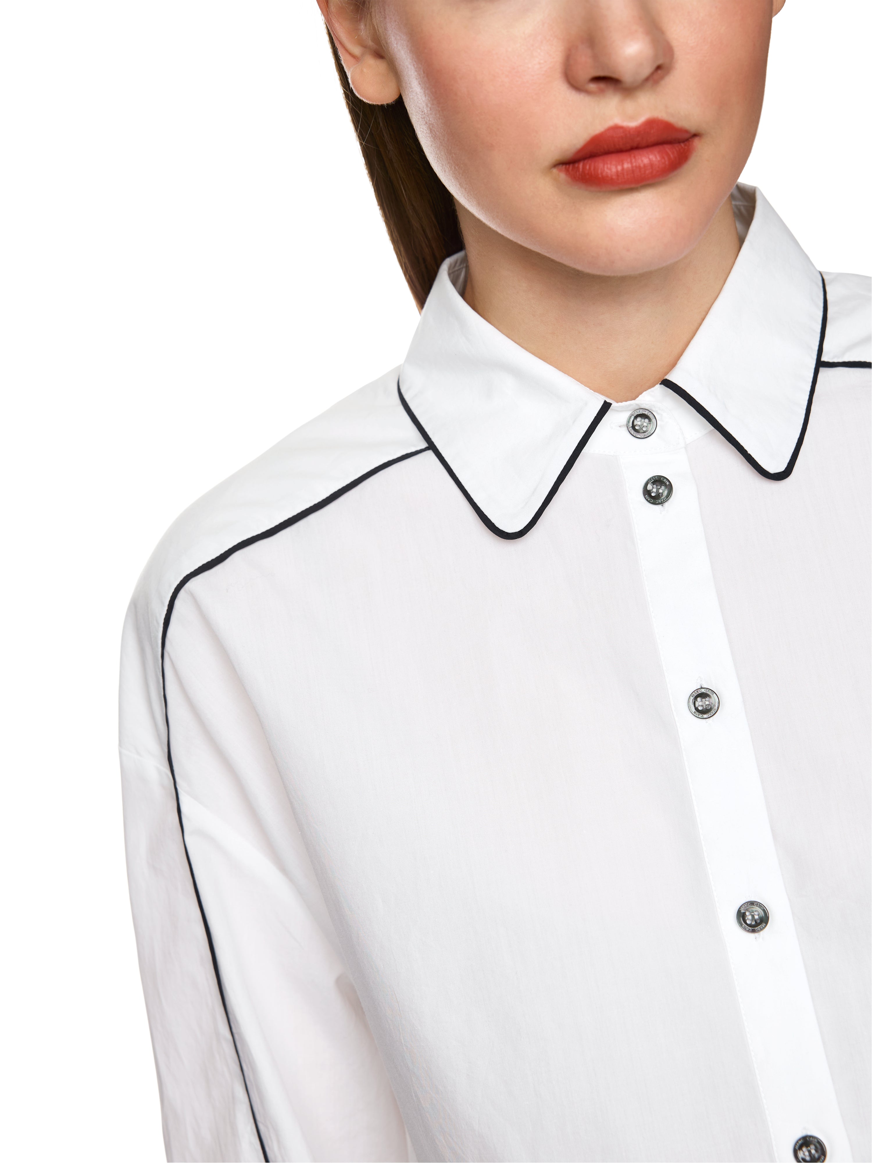 חולצה קצרה עשויה כותנה עם גומייה מתכווננת במכפלת אלסטיתהרכב: 100% כותנההדוגמנית בגובה 1.79 ולובשת מידה 3 של מארק קיין