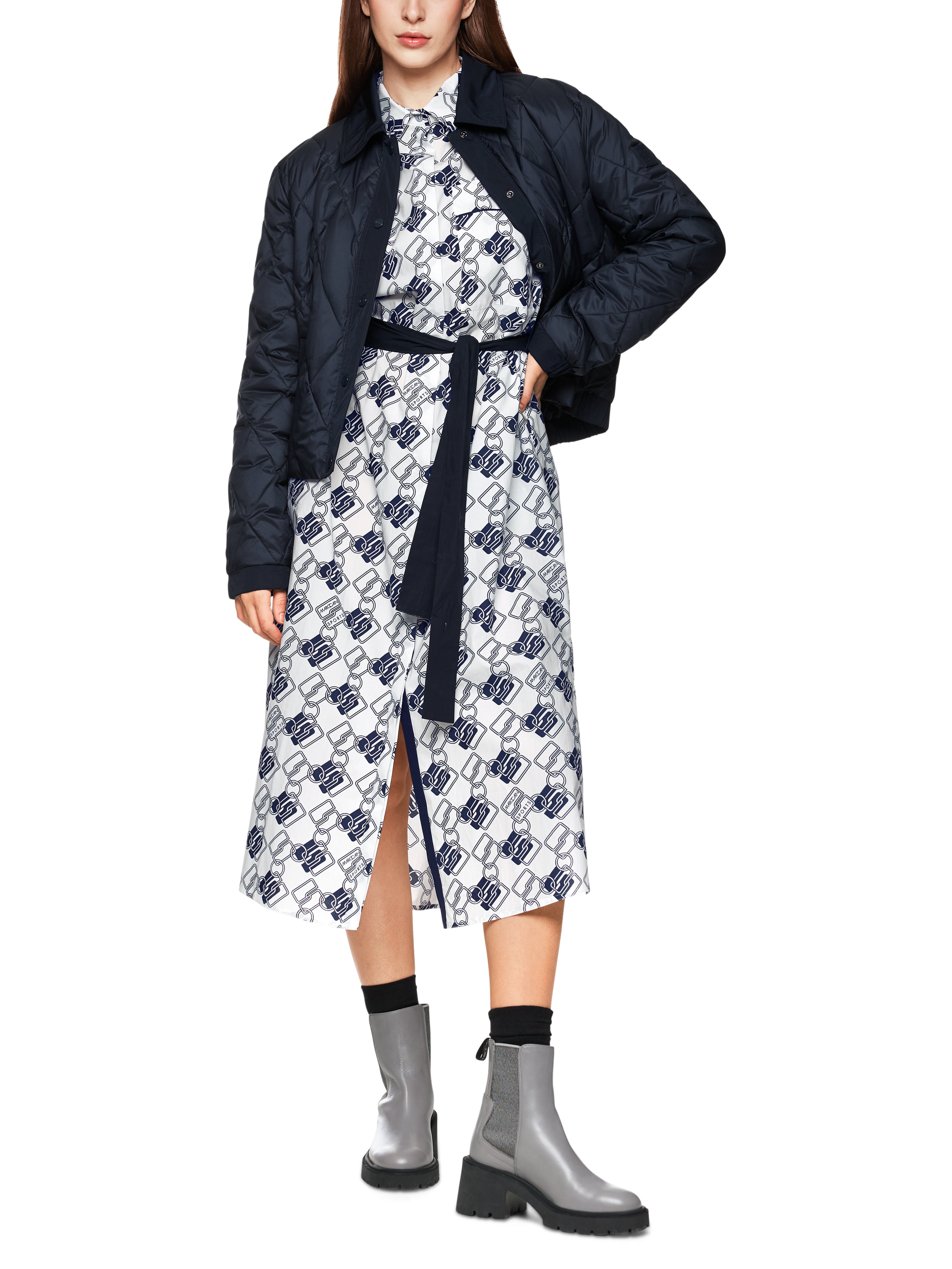 שמלת מידי עם הדפס וחגורת מותן הניתנת להסרההרכב: 100% כותנההדוגמנית בגובה 1.79 ולובשת מידה 3 של מארק קיין