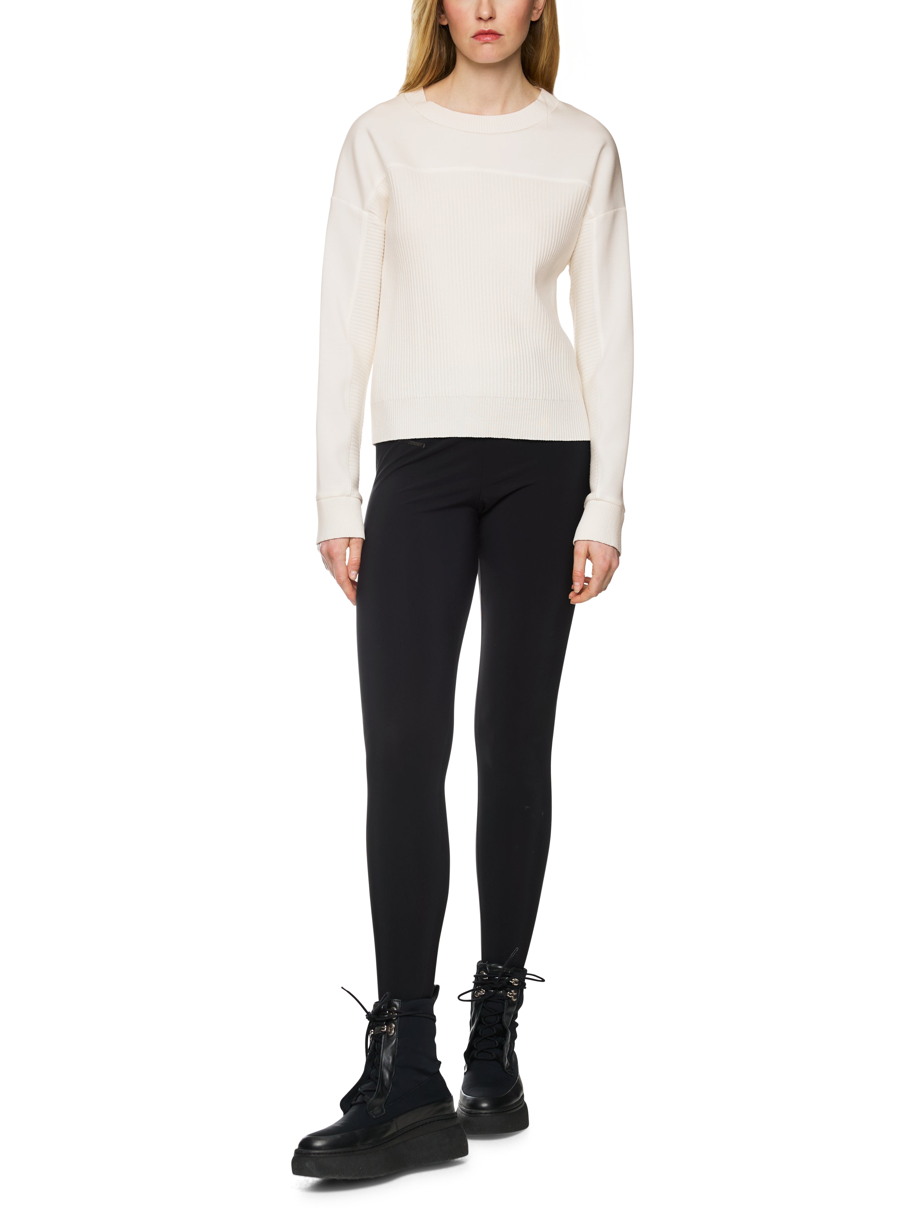 סוודר קז'ואל עם שרוולים ארוכים וצווארון עגולהרכב: 70% ויסקוזה, 30% פוליאסטרהדוגמנית בגובה 1.79 ולובשת מידה 3 של מארק קיין