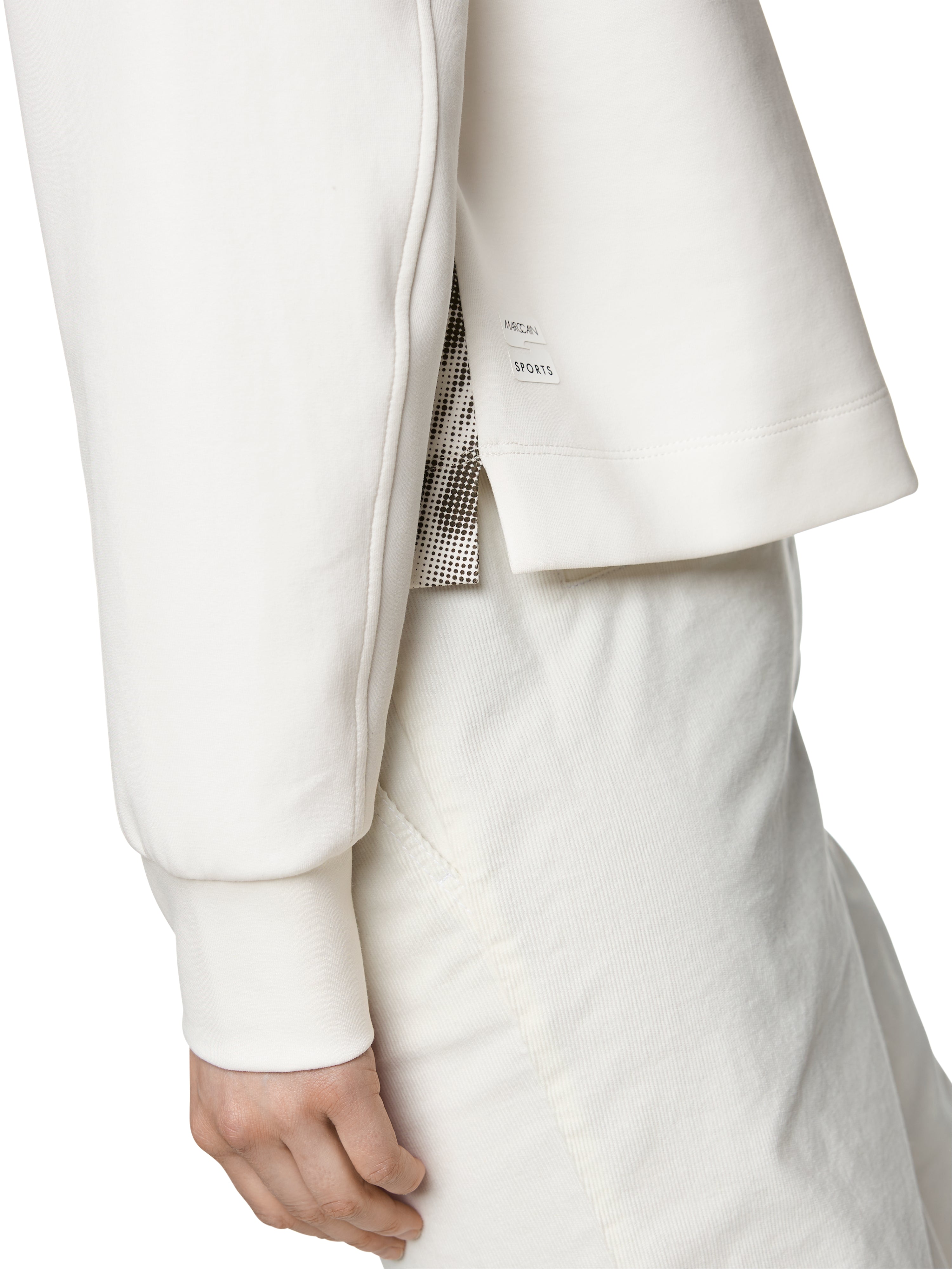 סווטשירט גזרה ישרה במראה קז'ואל עם הדפס וצווארון גבוההרכב: 82% כותנה, 14% פוליאסטר, 4% אלסטןהדוגמנית בגובה 1.79 ולובשת מידה 3 של מארק קיין