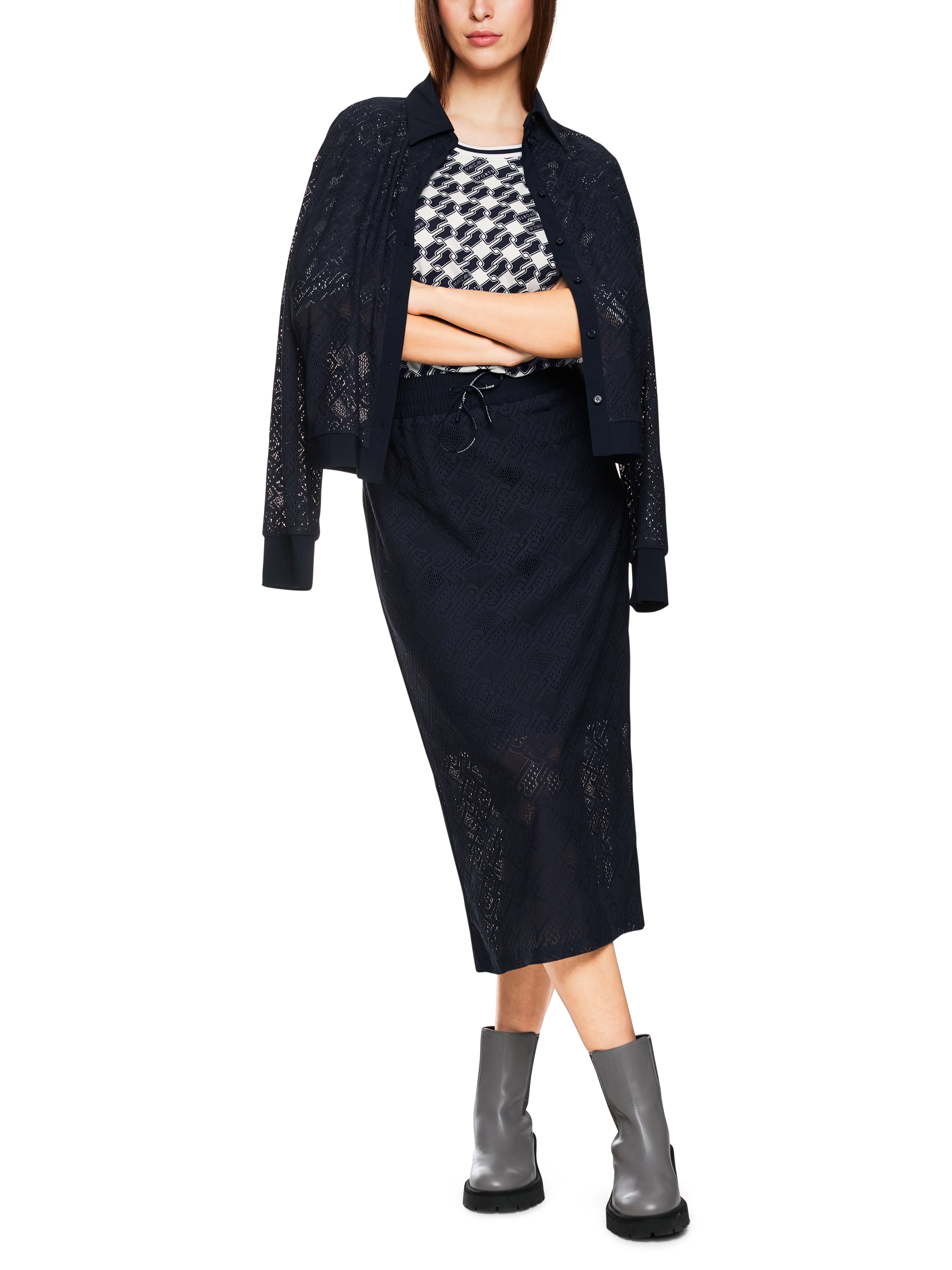 חולצת ג'רזי עם הדפס עשויה כותנה נמתחתהרכב: 94% כותנה, 6% אלסטןהדוגמנית בגובה 1.79 ולובשת מידה 3 של מארק קיין