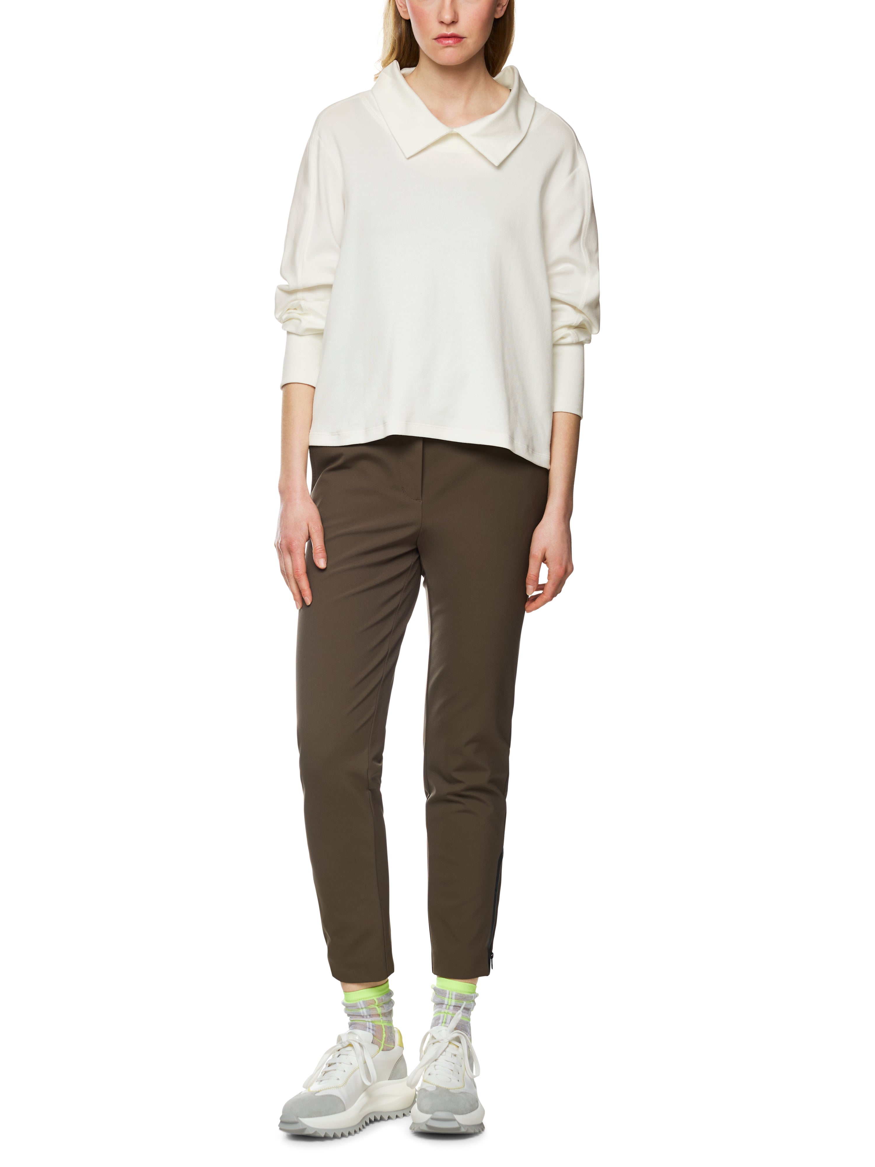 חולצת צווארון עגול בגזרה ישרה עם שרוולים ארוכיםהרכב: 94% כותנה, 6% אלסטןהדוגמנית בגובה 1.79 ולובשת מידה 3 של מארק קיין