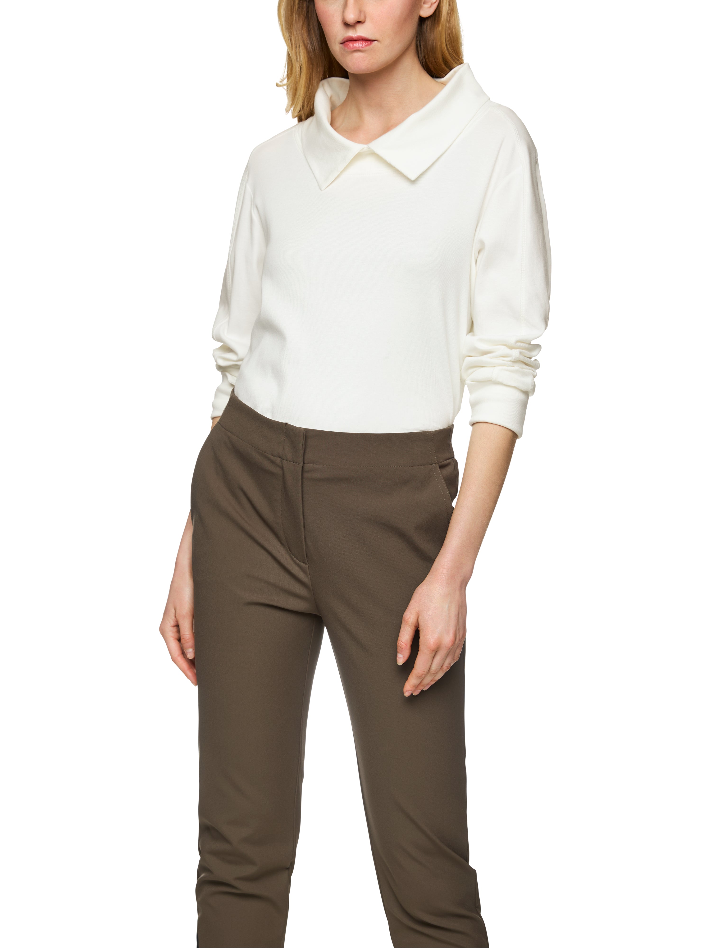 חולצת צווארון עגול בגזרה ישרה עם שרוולים ארוכיםהרכב: 94% כותנה, 6% אלסטןהדוגמנית בגובה 1.79 ולובשת מידה 3 של מארק קיין