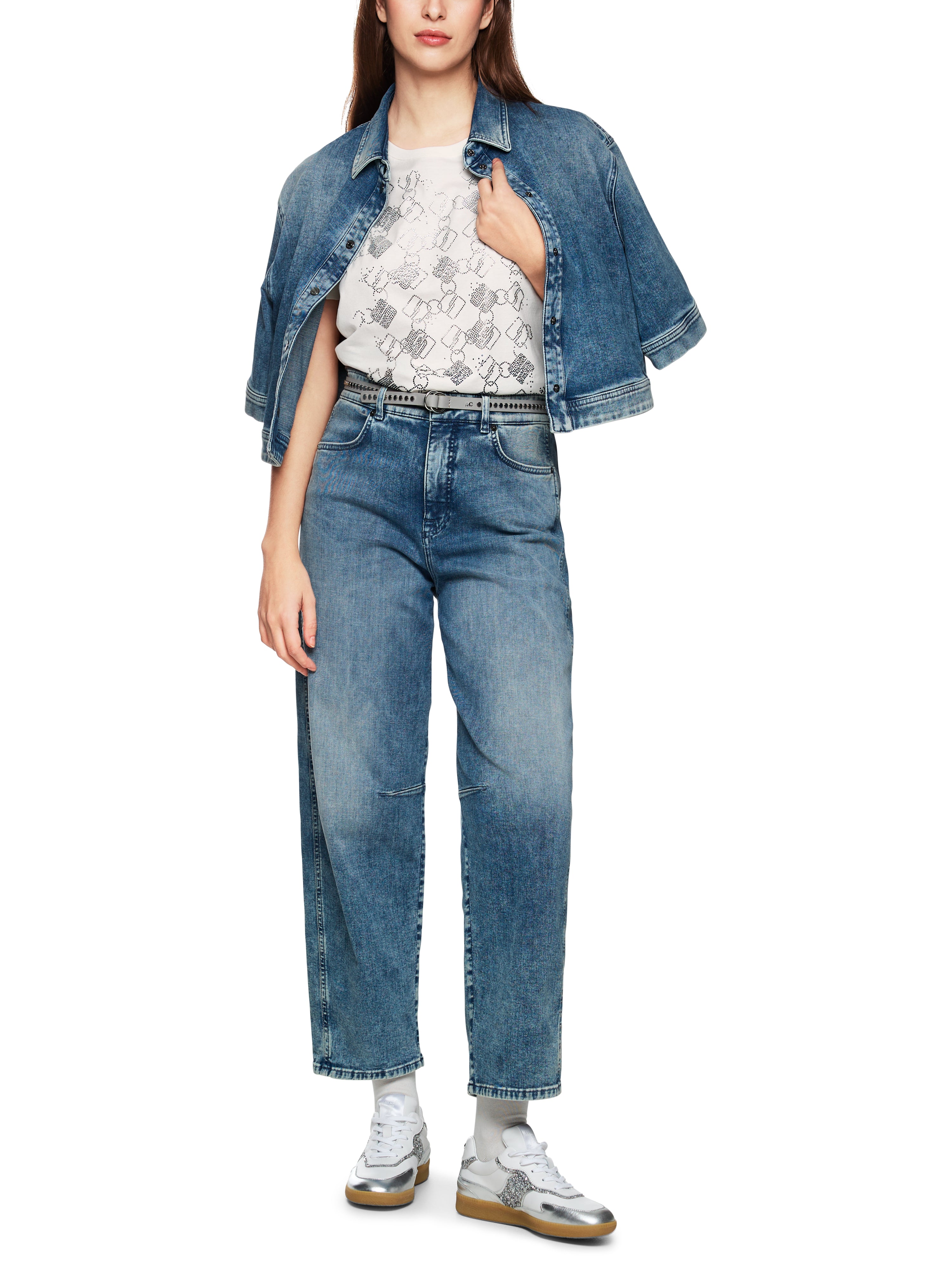 חולצת טי עשויה כותנה עם הדפס גאומטריהרכב: 100% כותנההדוגמנית בגובה 1.79 ולובשת מידה 3 של מארק קיין