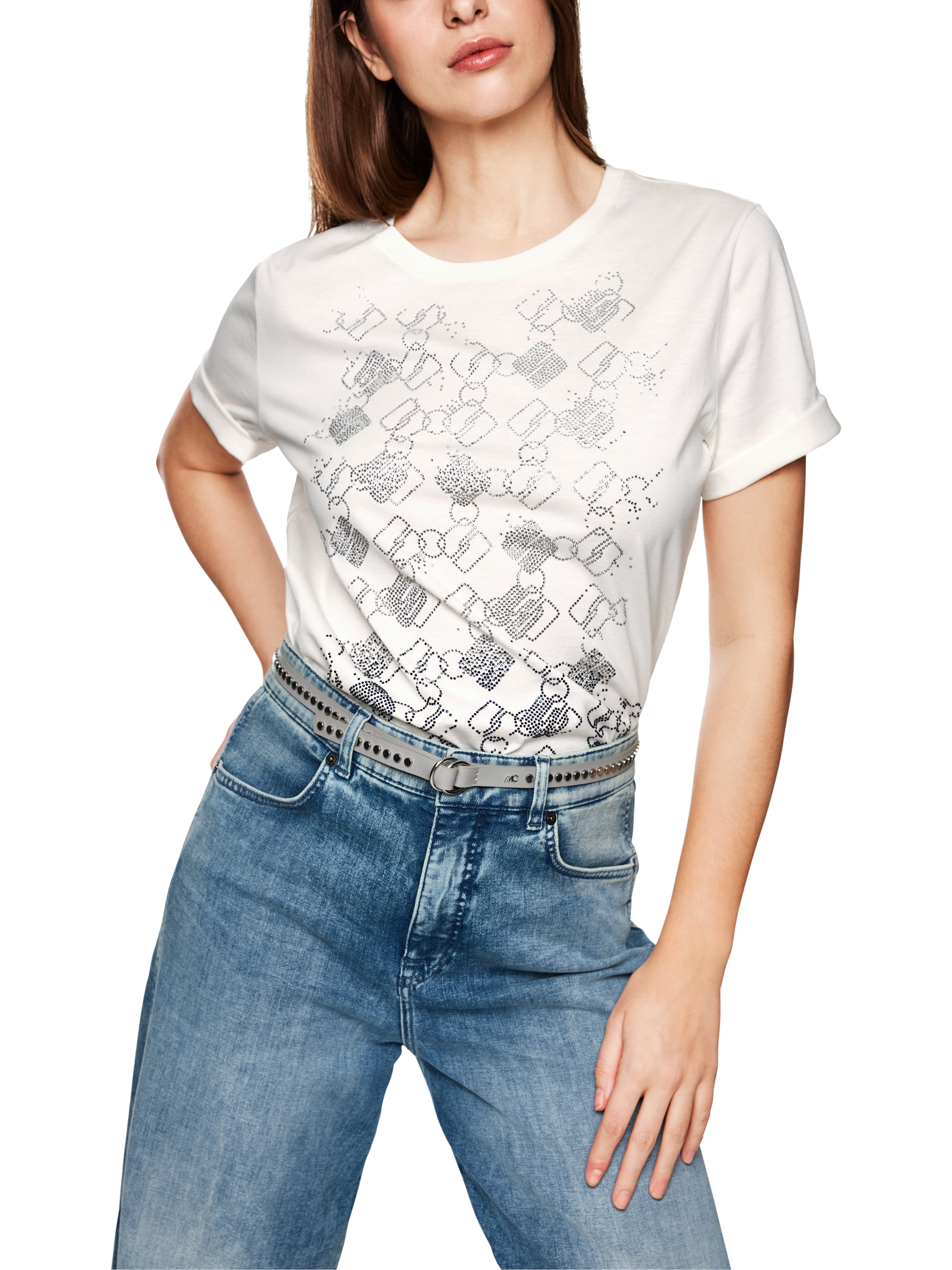 חולצת טי עשויה כותנה עם הדפס גאומטריהרכב: 100% כותנההדוגמנית בגובה 1.79 ולובשת מידה 3 של מארק קיין