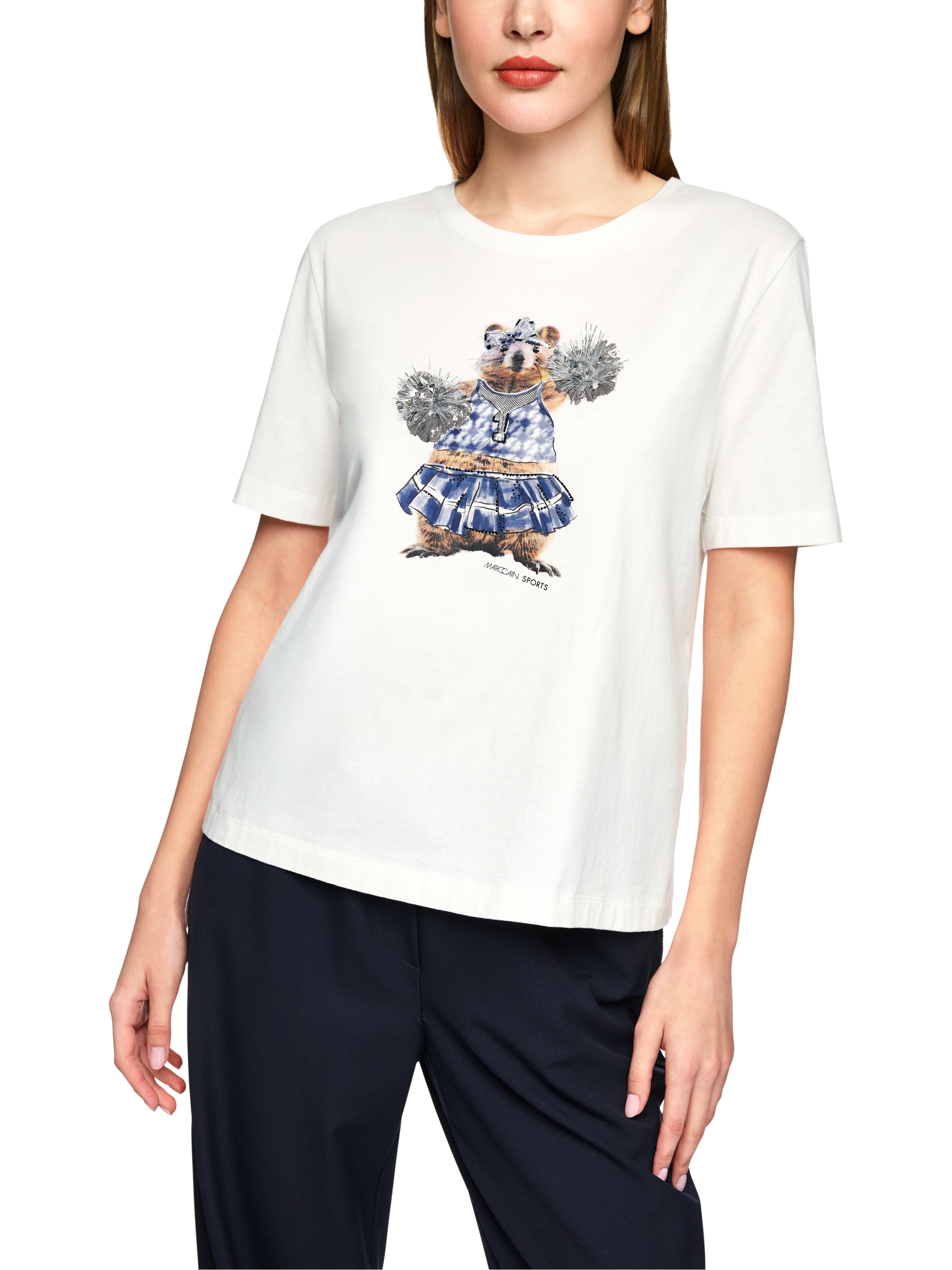 חולצה טי עשויה כותנה עם הדפס מוטיב בעיטור פייטים ופניניםהרכב: 100% כותנההדוגמנית בגובה 1.79 ולובשת מידה 3 של מארק קיין