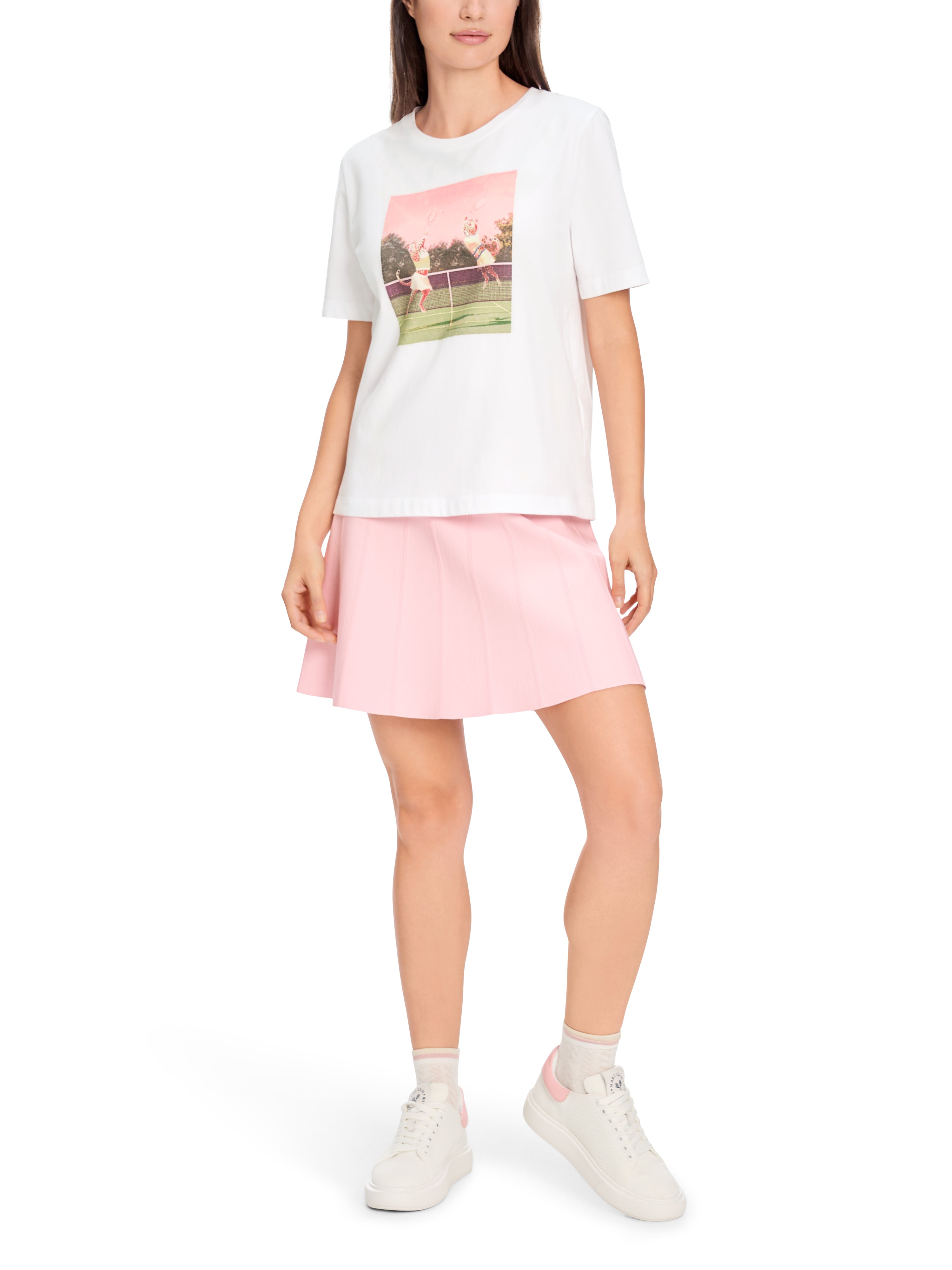 חולצת טי עם הדפס, צווארון במפתח עגולהרכב: 100% כותנה אורגניתהדוגמנית בגובה 1.79 ולובשת מידה 3 של מארק קיין