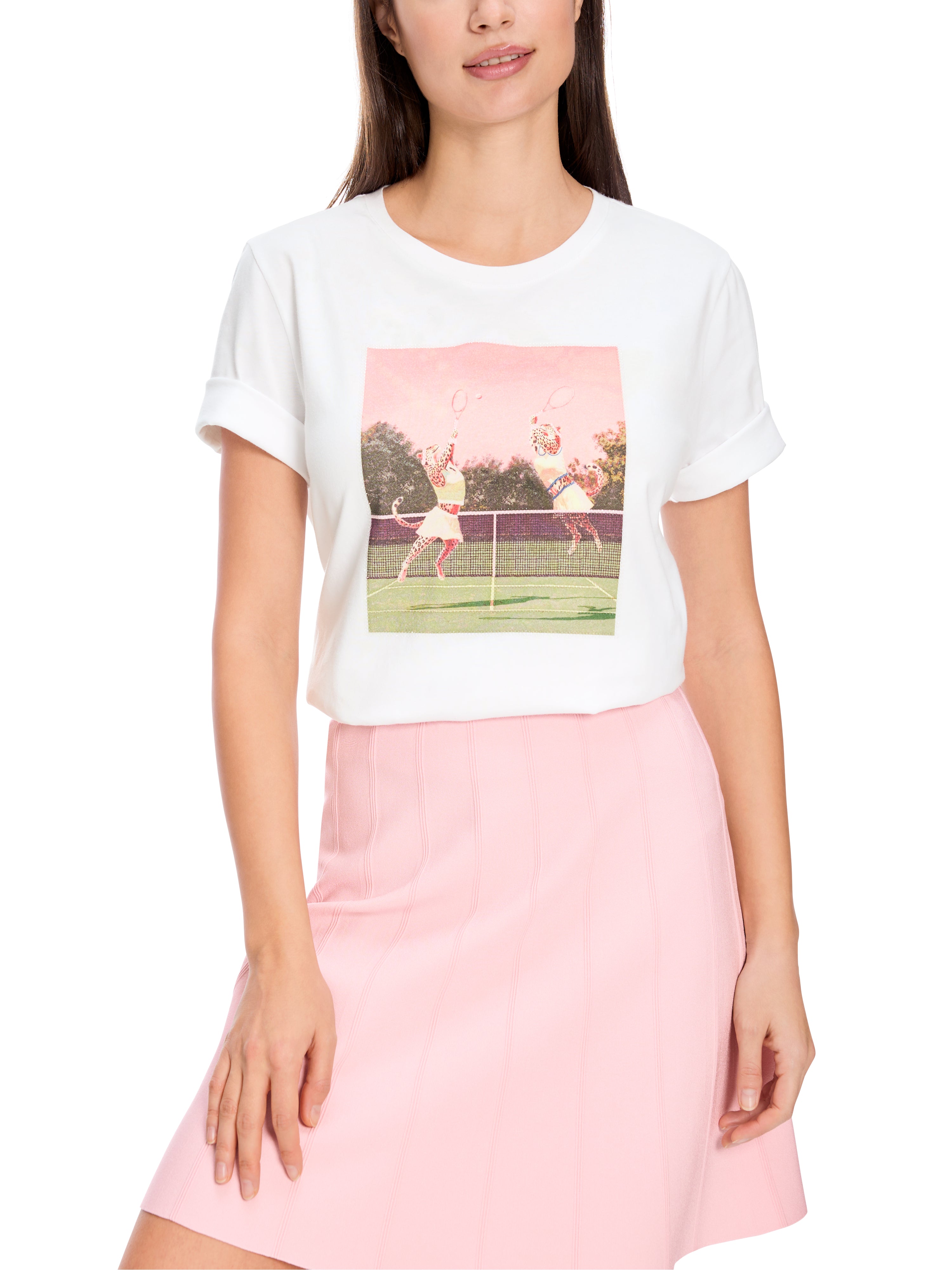 חולצת טי עם הדפס, צווארון במפתח עגולהרכב: 100% כותנה אורגניתהדוגמנית בגובה 1.79 ולובשת מידה 3 של מארק קיין