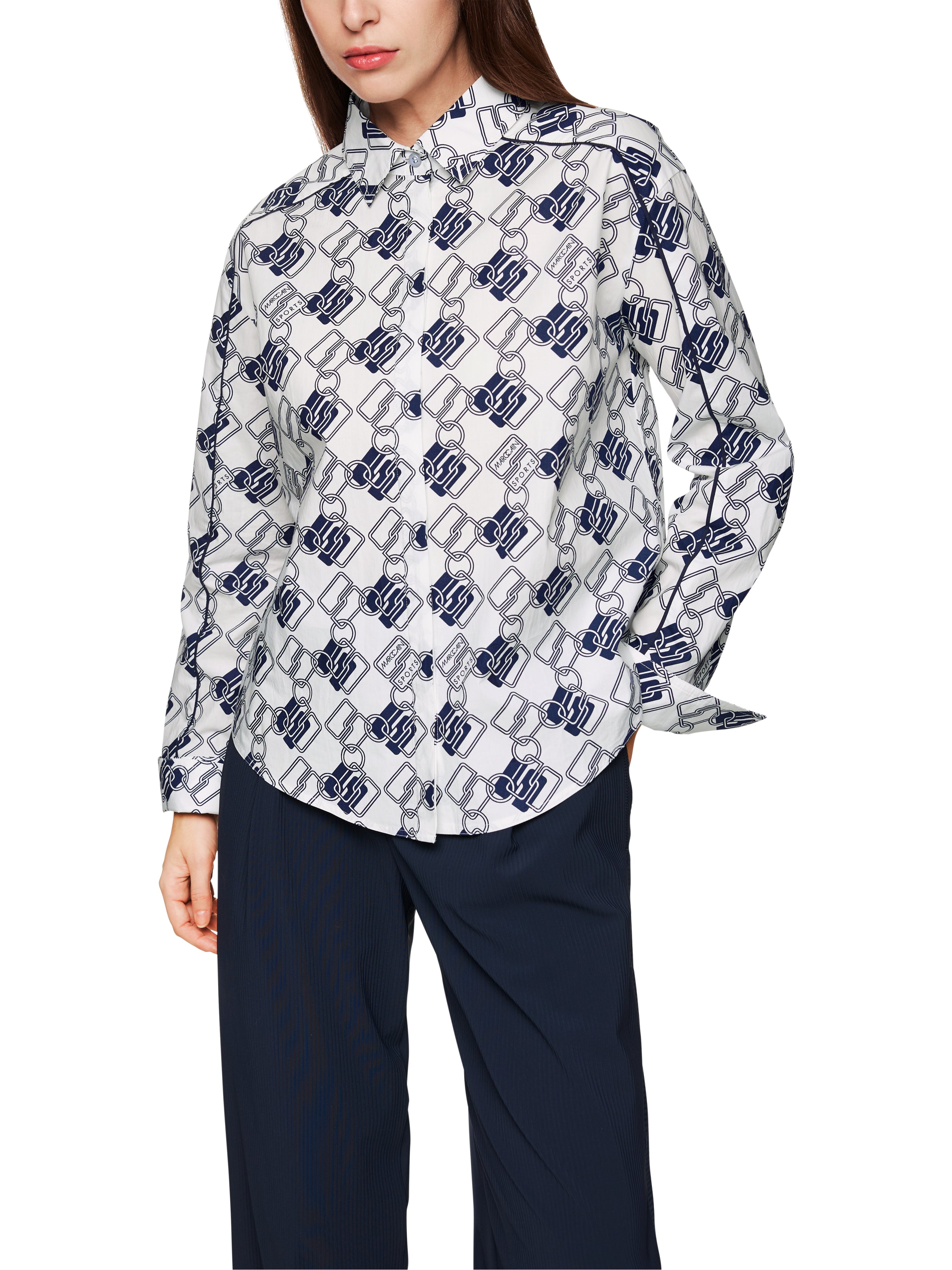 חולצה עשויה כותנה עם הדפס גאומטריהרכב: 100% כותנההדוגמנית בגובה 1.79 ולובשת מידה 3 של מארק קיין