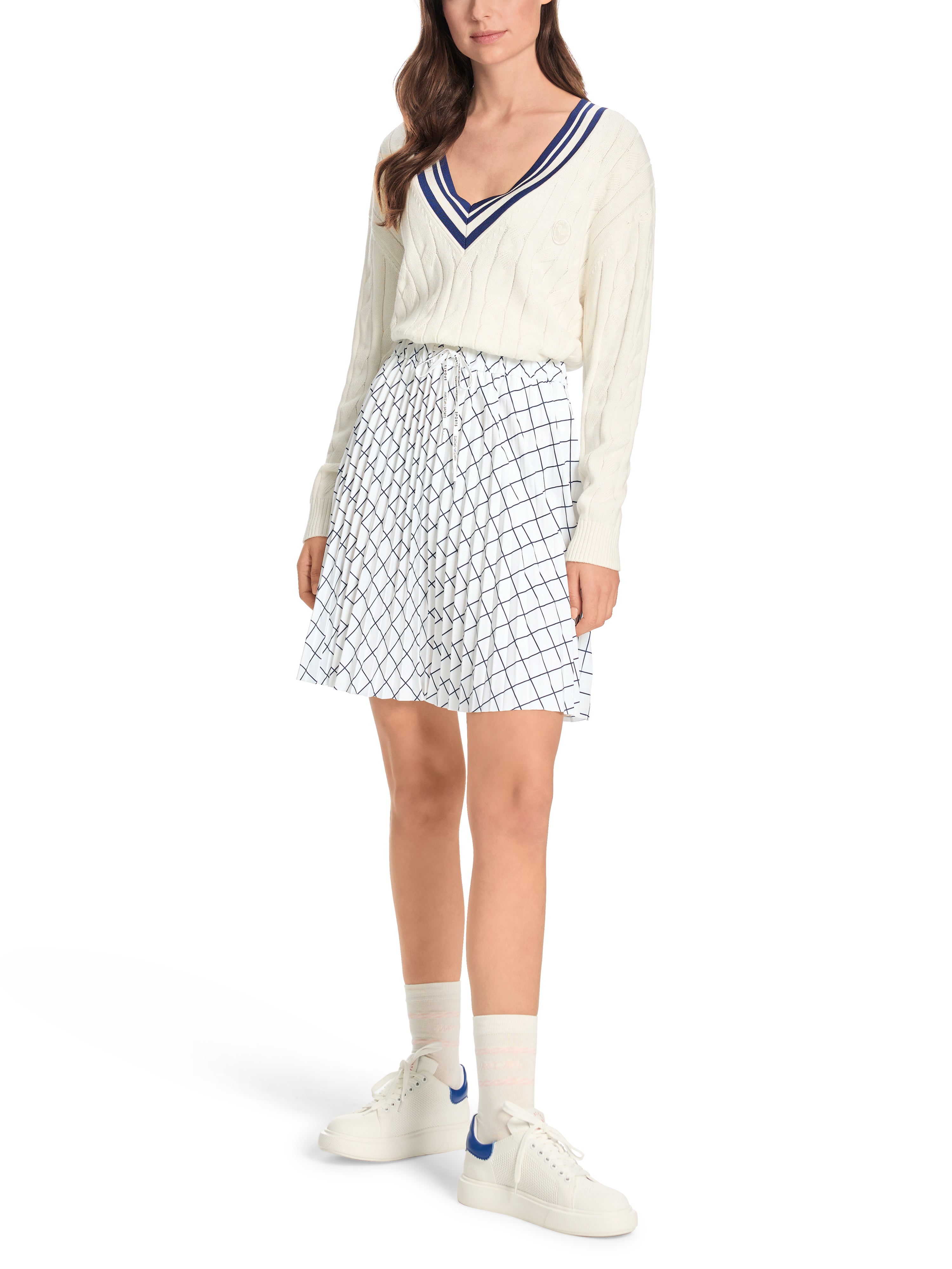 חצאית קפלים באורך מיני עם רצועת מותן אלסטית ושרוך מתכוונןהרכב: 97% פוליאסטר, 3% אלסטןהדוגמנית בגובה 1.79 ולובשת מידה 3 של מארק קיין