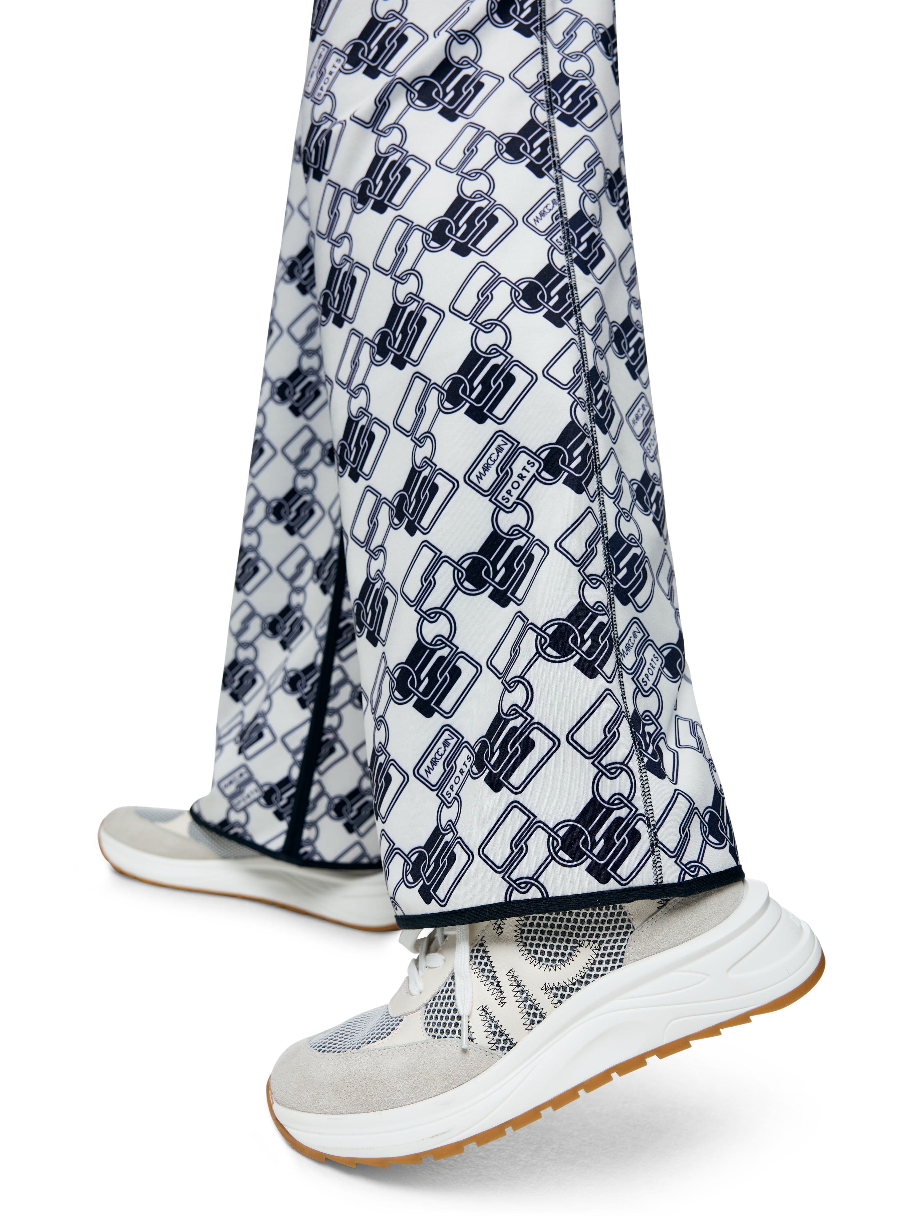 מכנסי בד סקובה בגזרה רחבה עם הדפסהרכב: 79% פוליאסטר, 17% ויסקוזה, 4% אלסטןהדוגמנית בגובה 1.79 ולובשת מידה 3 של מארק קיין