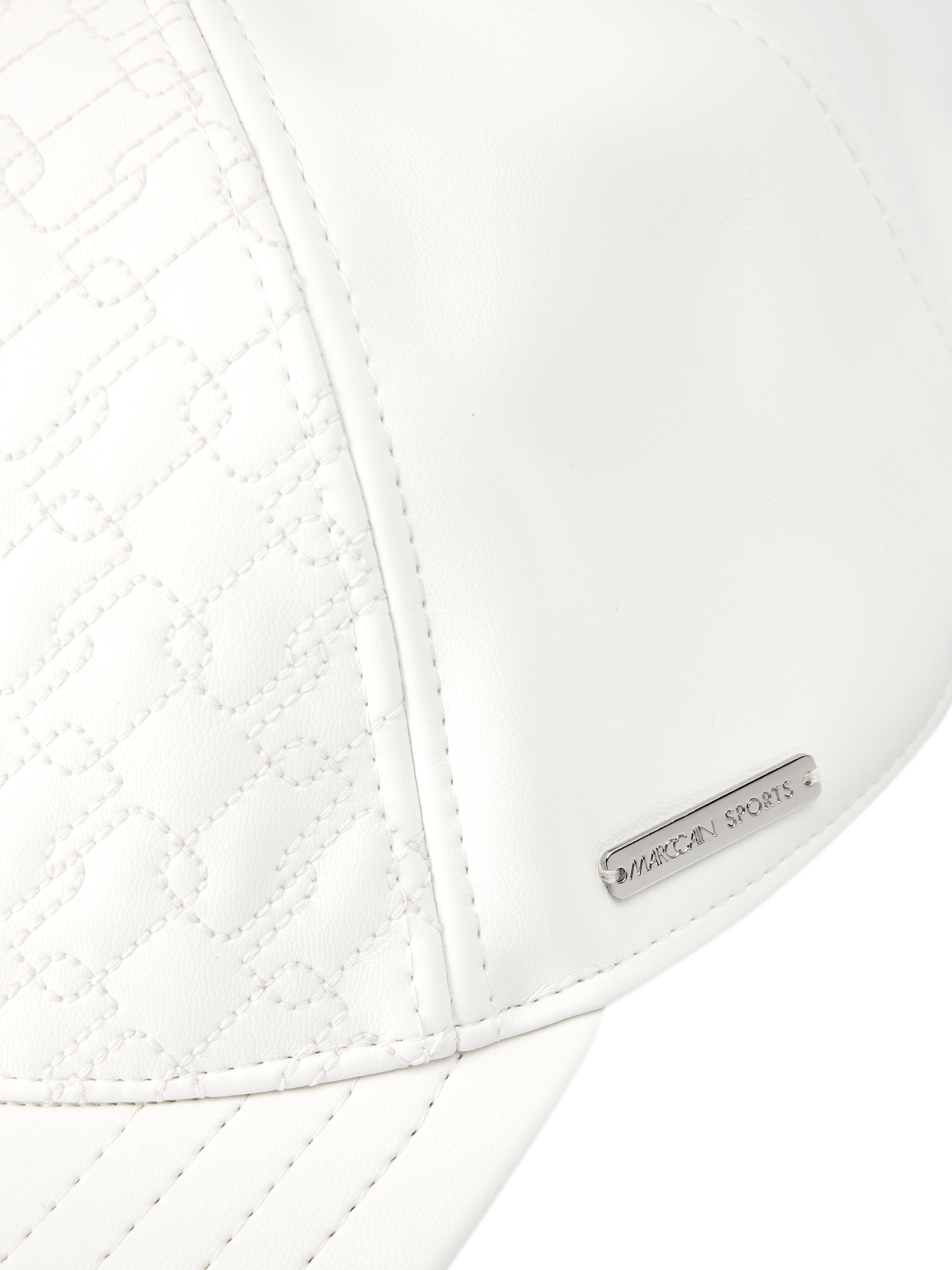 כובע מצחייה מעוטר בתפירה גאומטרית, בעל רצועה מתכווננת להתאמת גודלהרכב: 60% פוליאוריטן, 40% פוליאתילן