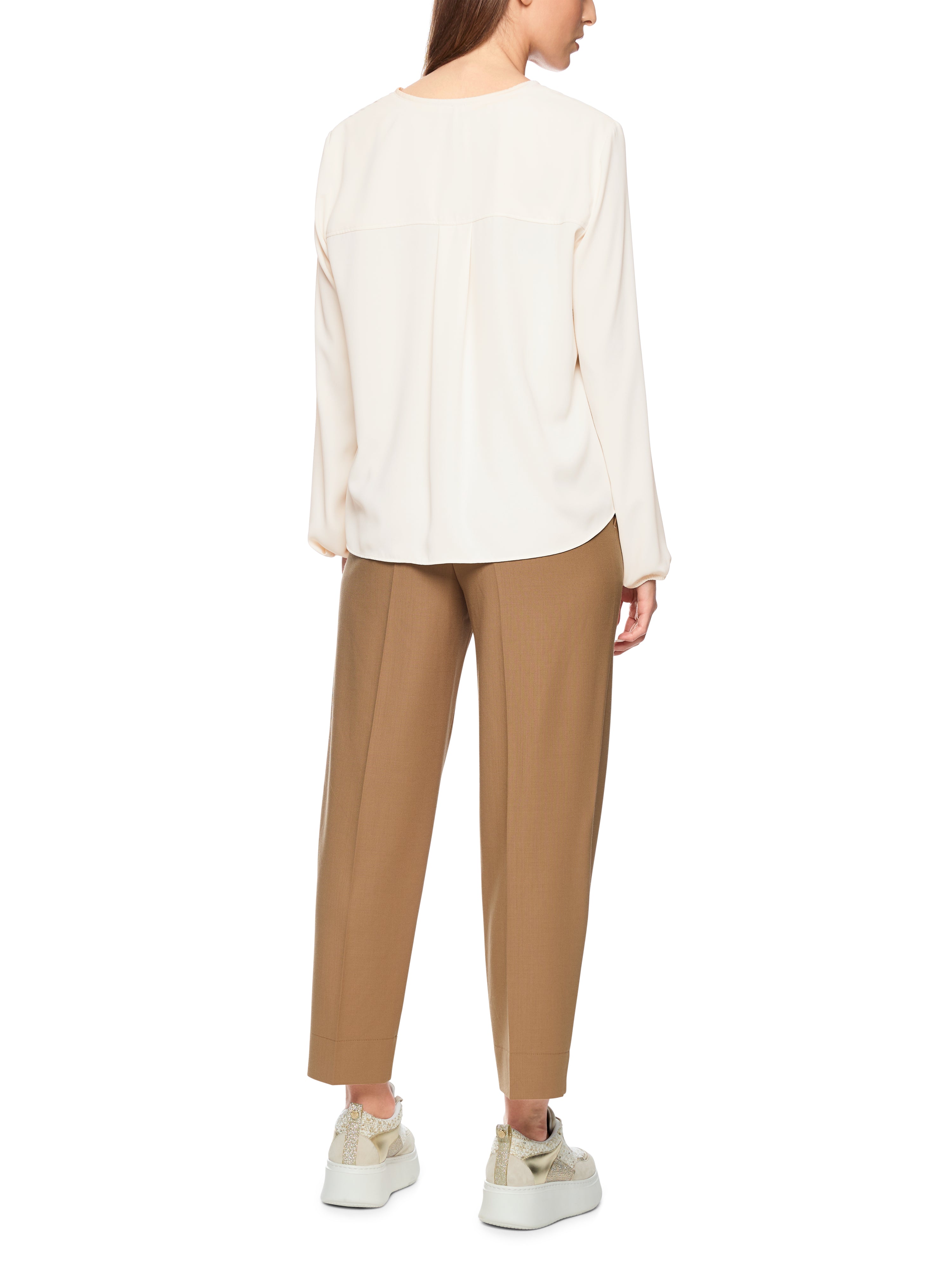 חולצה בגזרה רחבה עם שרוולים ארוכים וסרט לקשירה בצווארוןהרכב בד: 100% פוליאסטרהדוגמנית בגובה 1.79 ולובשת מידה 3 של מארק קיין