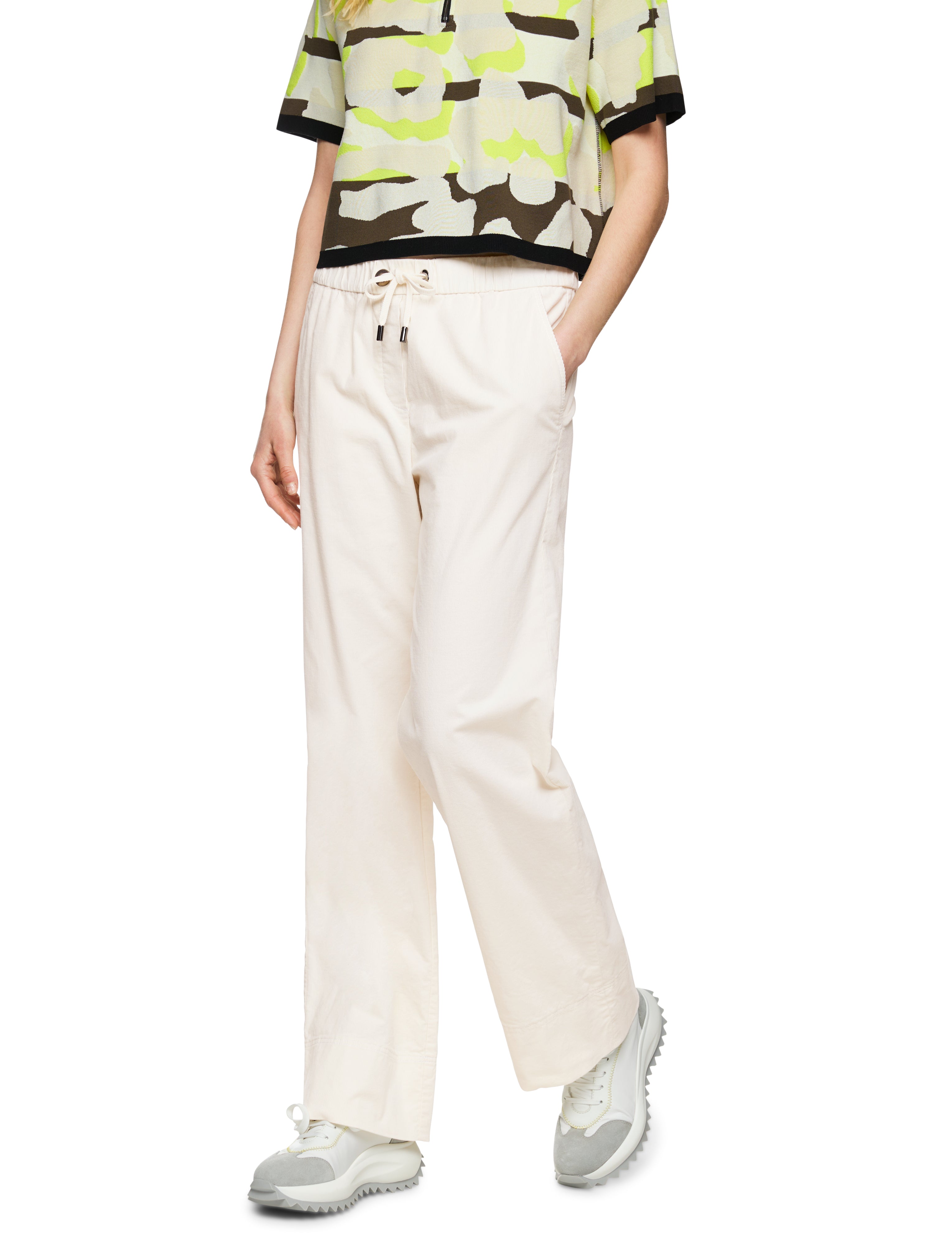 מכנסי קורדרוי קז'ואל עם רצועה אלסטית במותן וכיסים צדדייםהרכב: 98% כותנה, 2% אלסטןהדוגמנית בגובה 1.79 ולובשת מידה 3 של מארק קיין