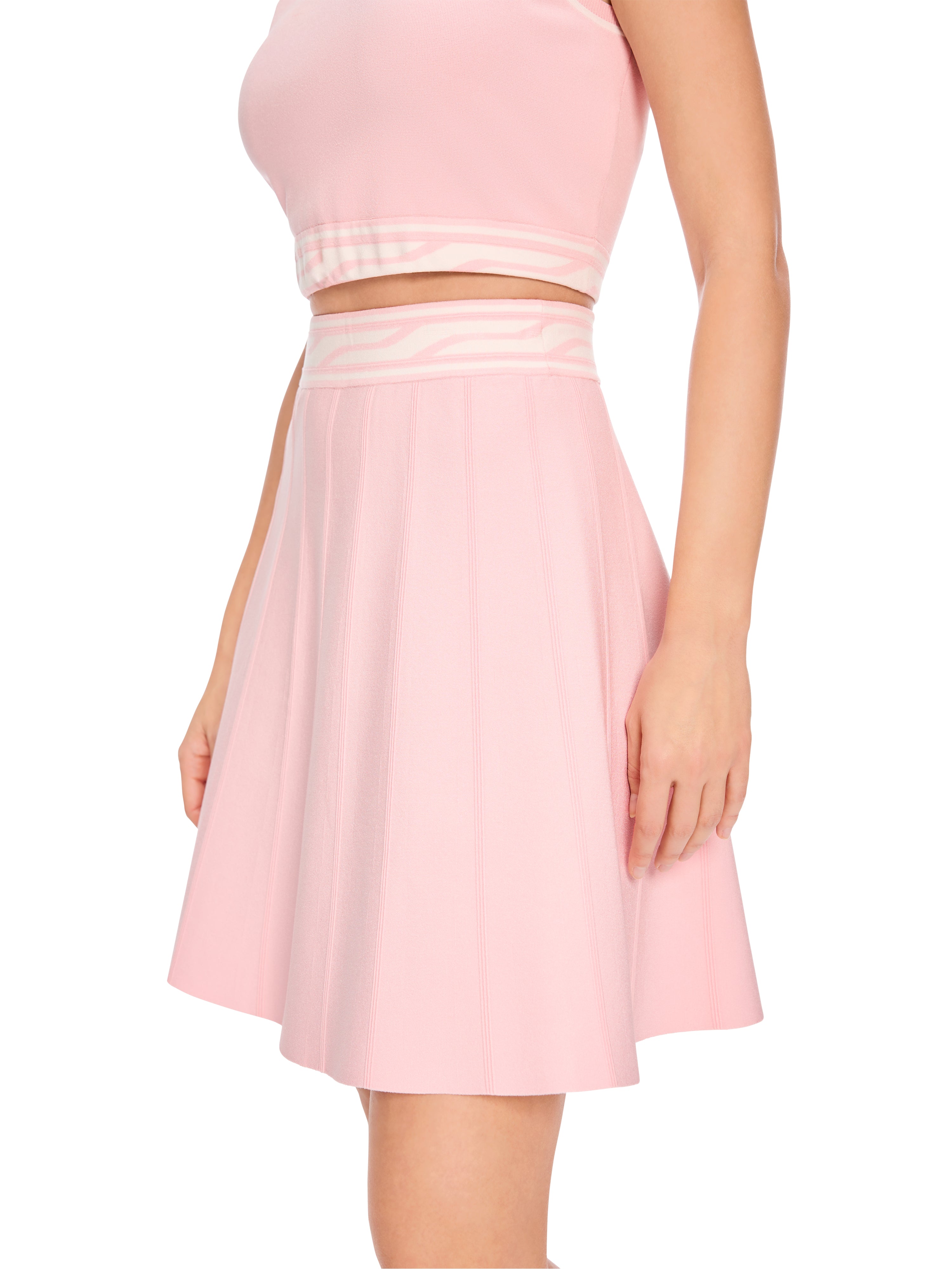 חצאית מיני סרוגה עם רצועת מותן אלסטית לנוחות אופטימלית הרכב: 78% ויסקוזה, 22% פוליאסטרהדוגמנית בגובה 1.79 ולובשת מידה 3 של מארק קיין