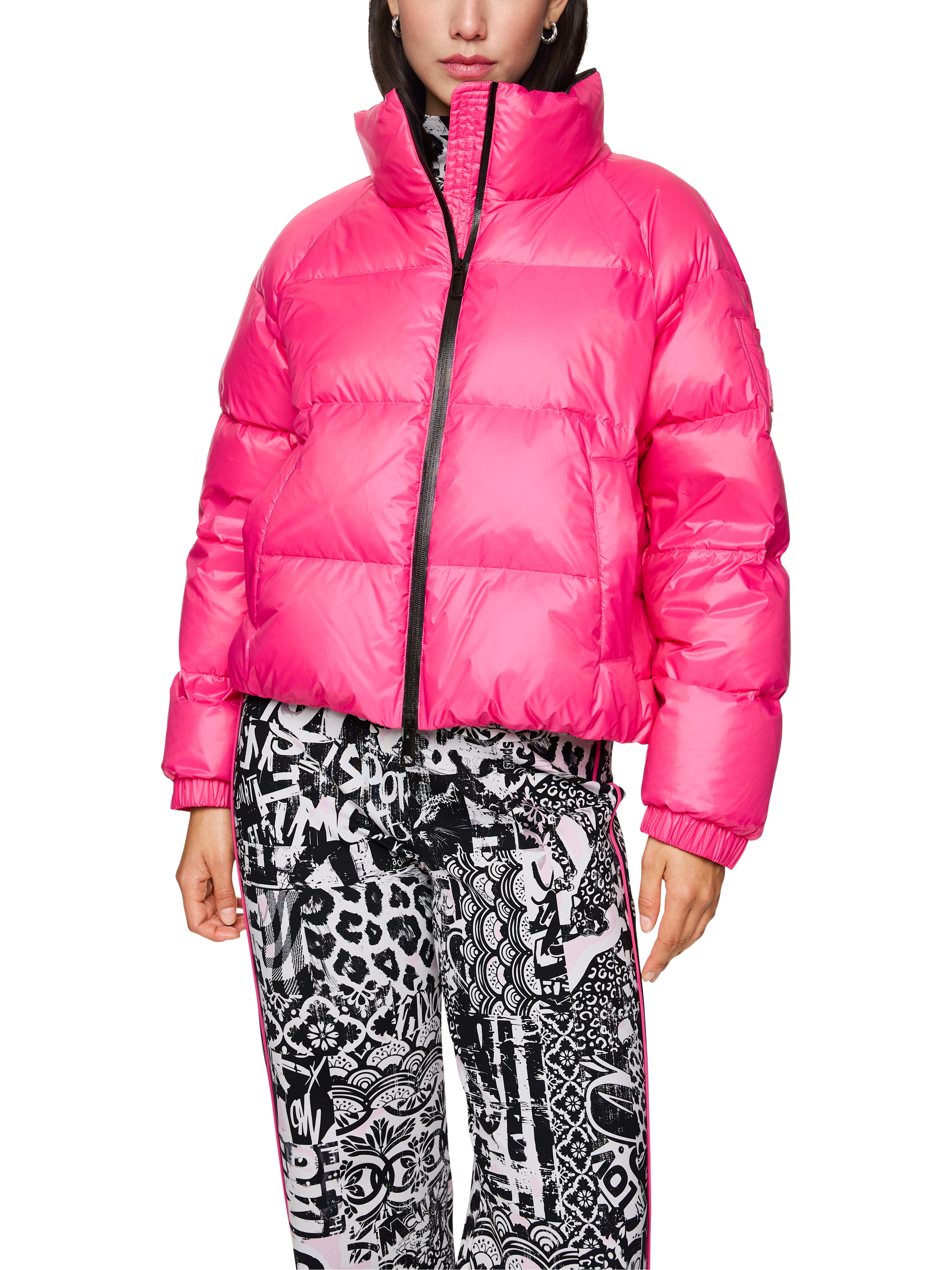 מעיל ספורטיבי עם צווארון גבוה, רוכסן וכיסים צדדייםהרכב: 100% פוליאמידהדוגמנית בגובה 1.79 ולובשת מידה 3 של מארק קיין