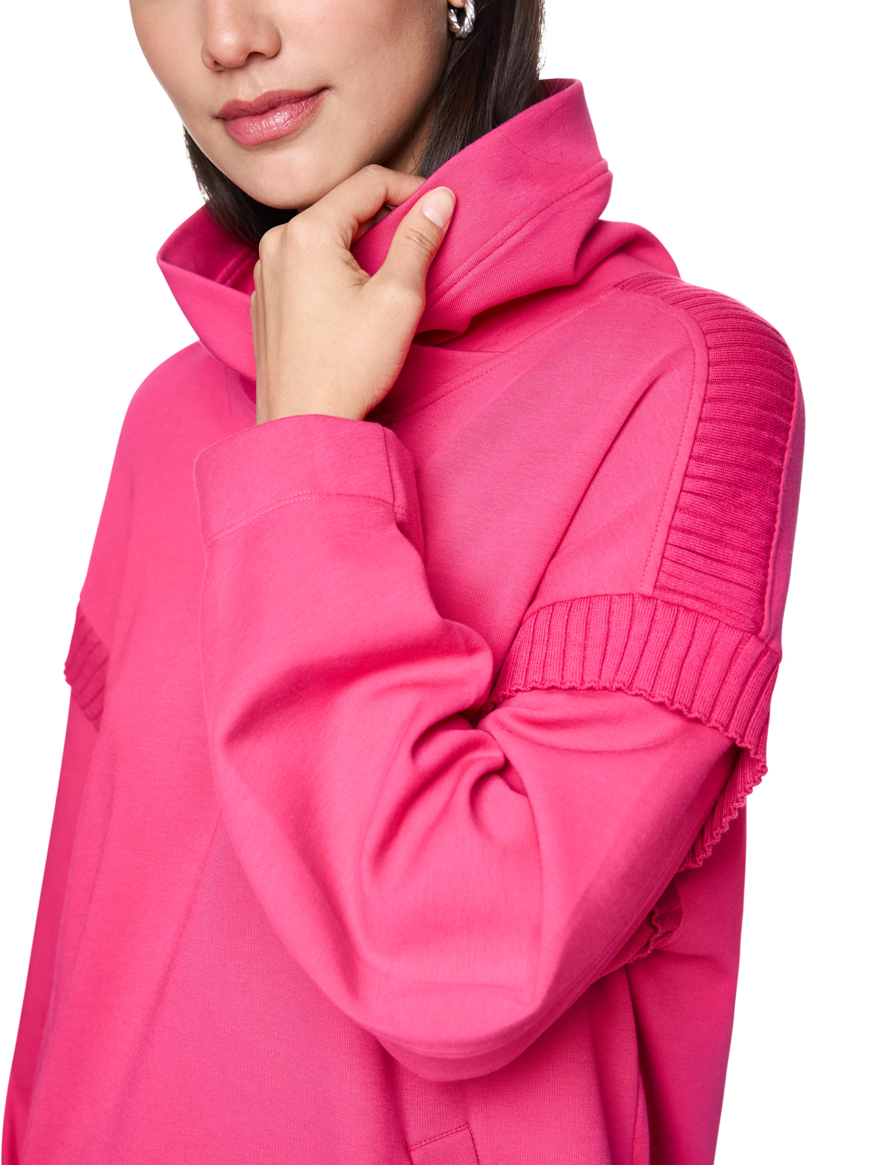 שמלת סוויטשירט בגזרת אוברסייז, באורך מידי עם כיסים צדדיים וקפוצ'וןהרכב: 88% כותנה, 8% פוליאסטר, 4% כותנההדוגמנית בגובה 1.79 ולובשת מידה 3 של מארק קיין