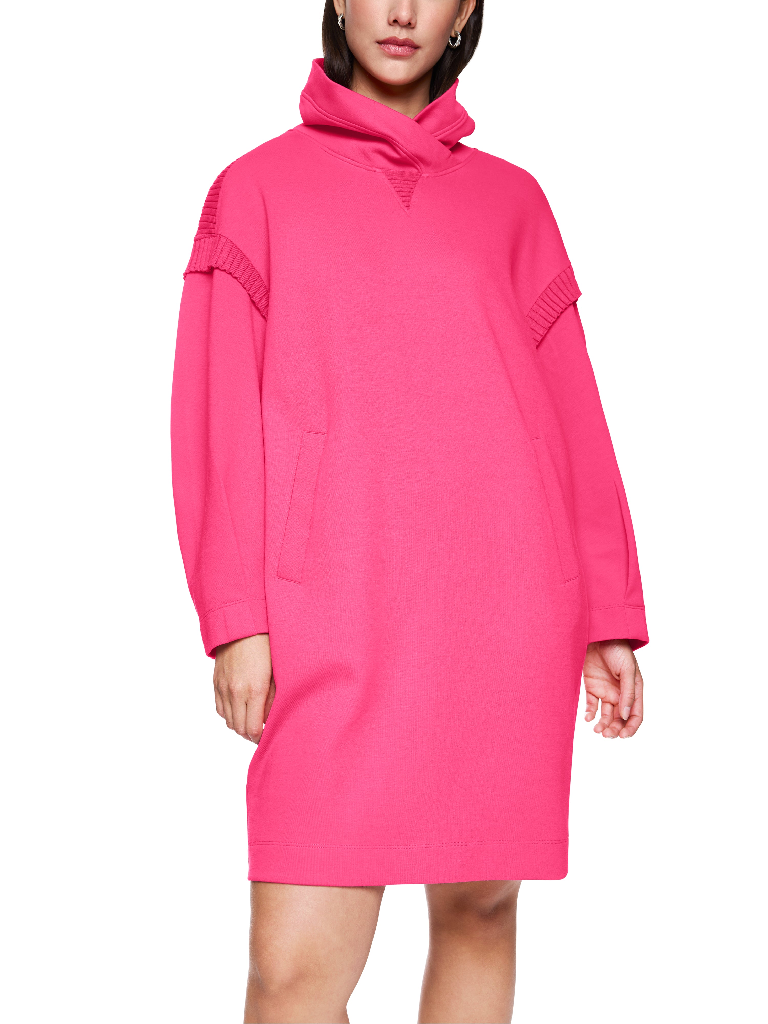 שמלת סוויטשירט בגזרת אוברסייז, באורך מידי עם כיסים צדדיים וקפוצ'וןהרכב: 88% כותנה, 8% פוליאסטר, 4% כותנההדוגמנית בגובה 1.79 ולובשת מידה 3 של מארק קיין