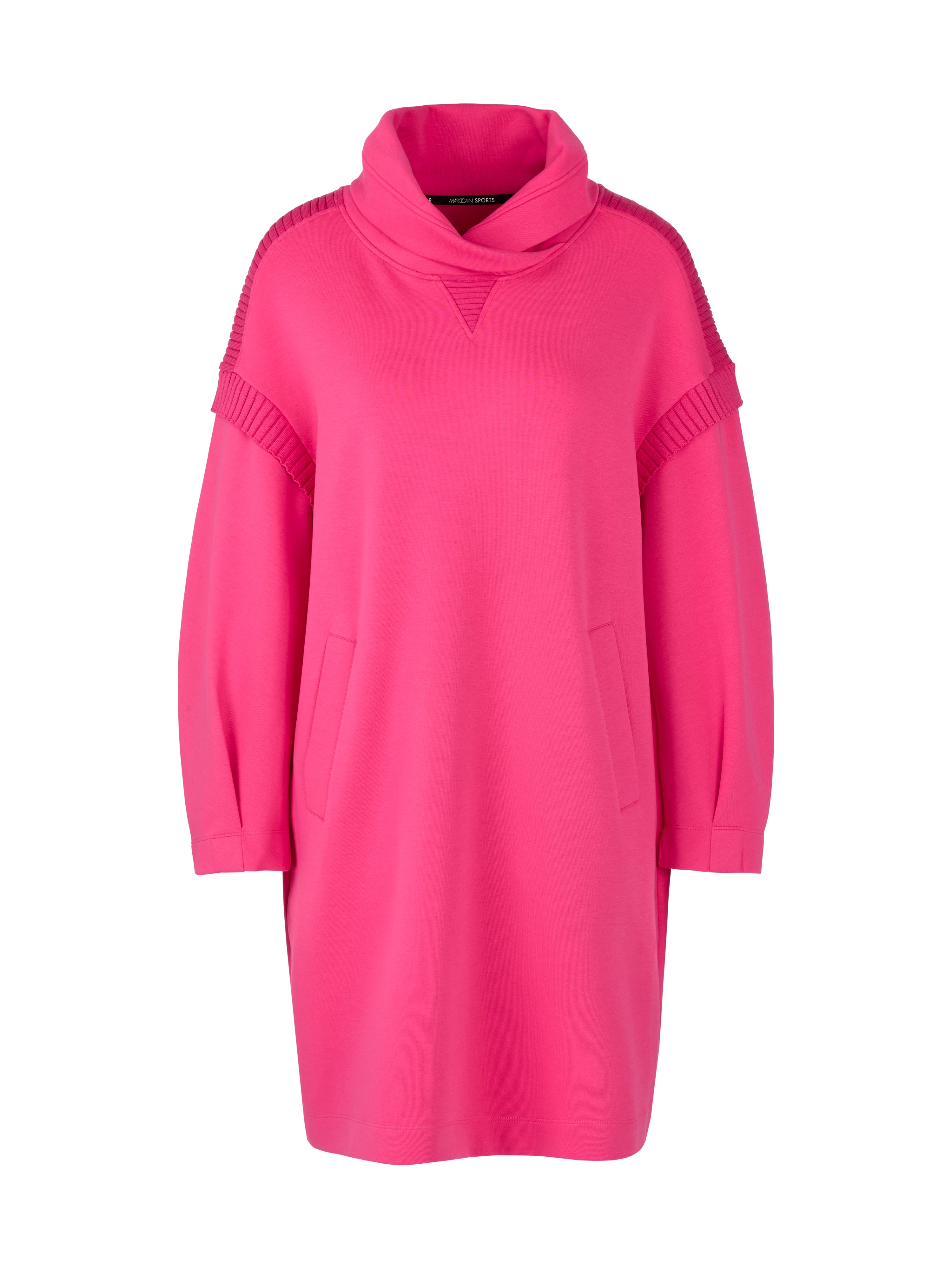 שמלת סוויטשירט בגזרת אוברסייז, באורך מידי עם כיסים צדדיים וקפוצ'וןהרכב: 88% כותנה, 8% פוליאסטר, 4% כותנההדוגמנית בגובה 1.79 ולובשת מידה 3 של מארק קיין