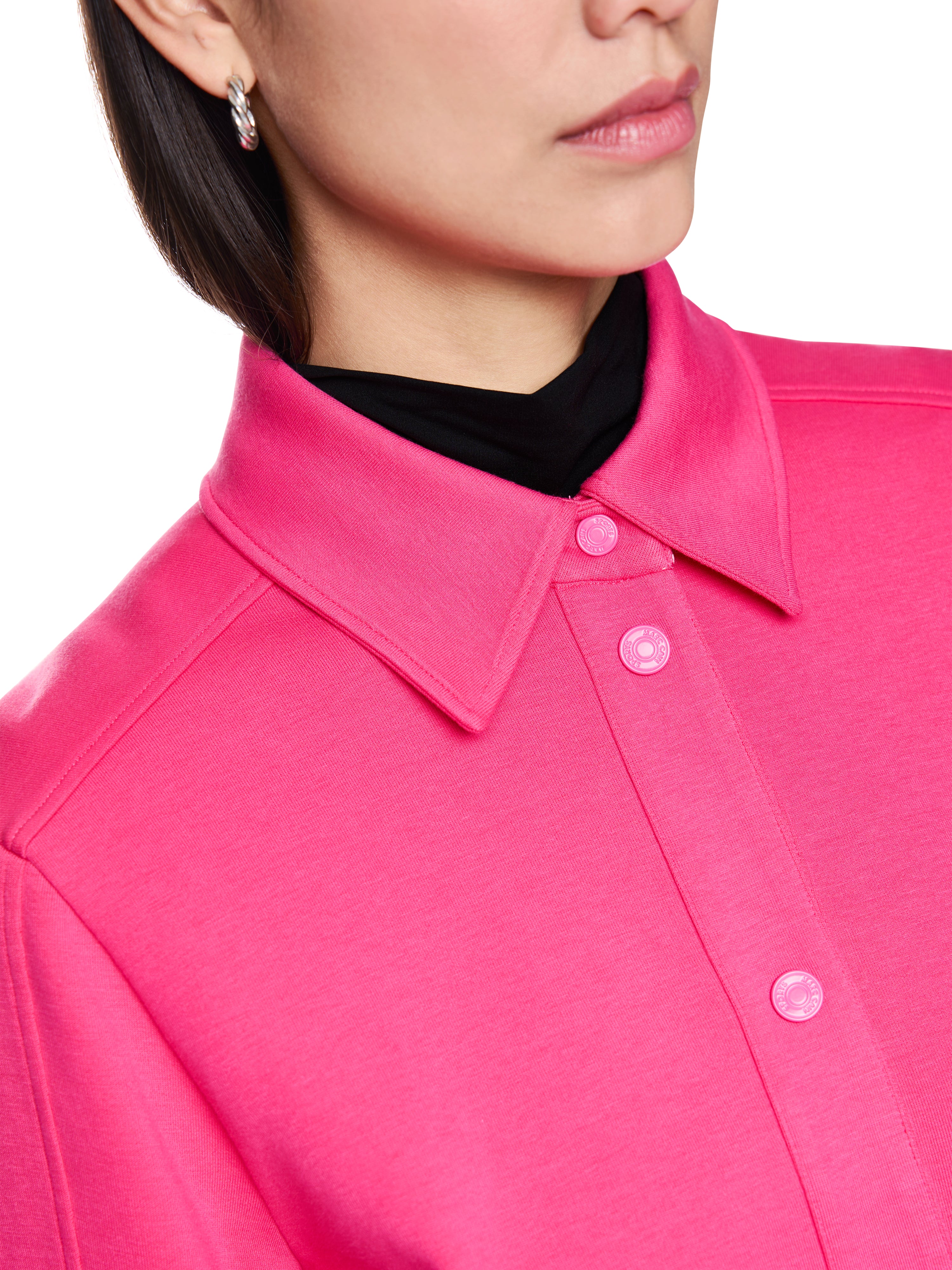 ז'קט בגזרה ישרה, עם כיסים צדדיים וגומי בגבהרכב: 88% כותנה, 8% פוליאסטר, 4% אלסטןהדוגמנית בגובה 1.79 ולובשת מידה 3 של מארק קיין