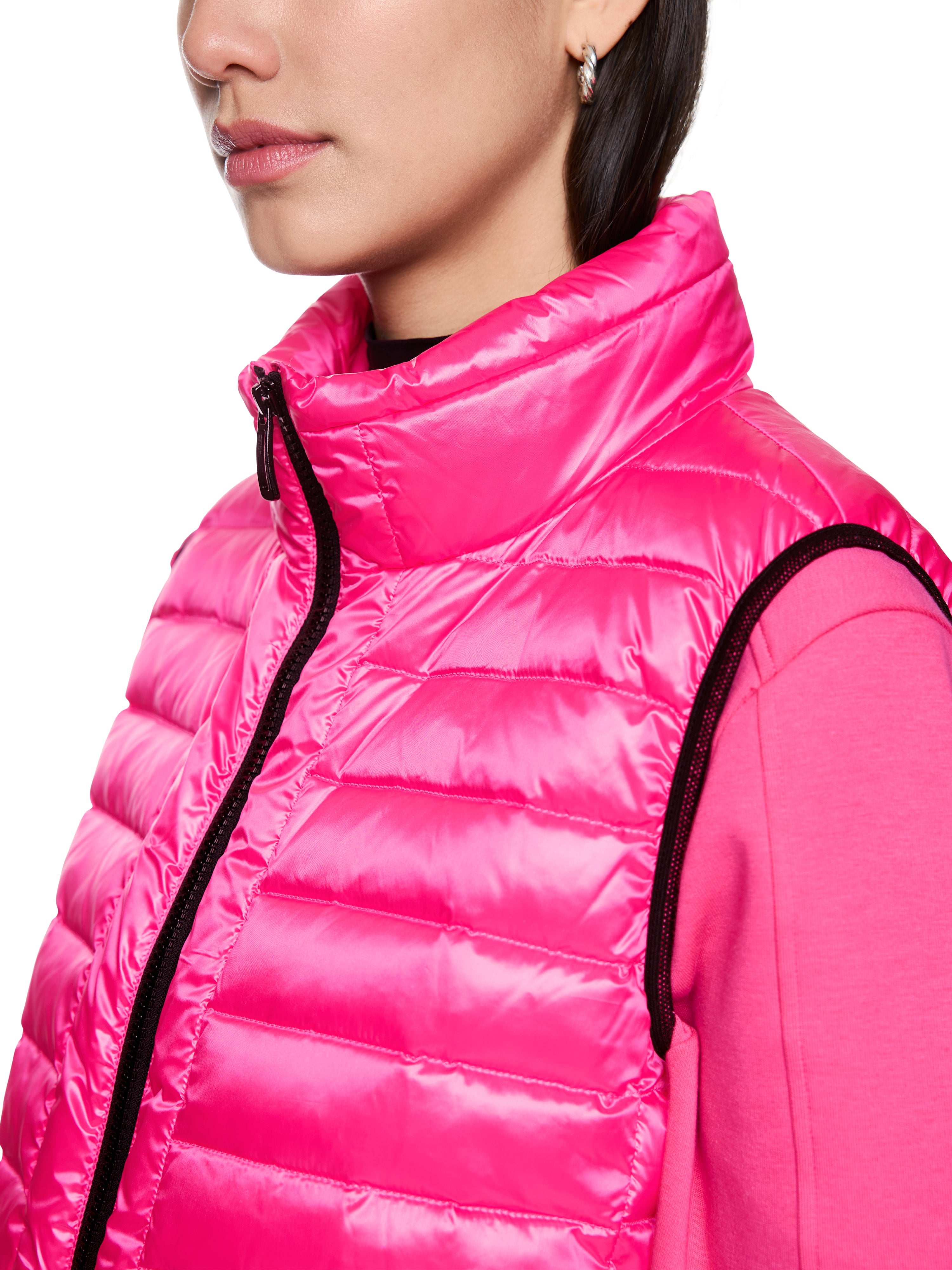 ווסט פוך בגזרה צמודה עם רוכסן דו-כיווני וכיסים הרכב: 59% פוליאסטר, 41% פוליאמידהדוגמנית בגובה 1.79 ולובשת מידה 3 של מארק קיין