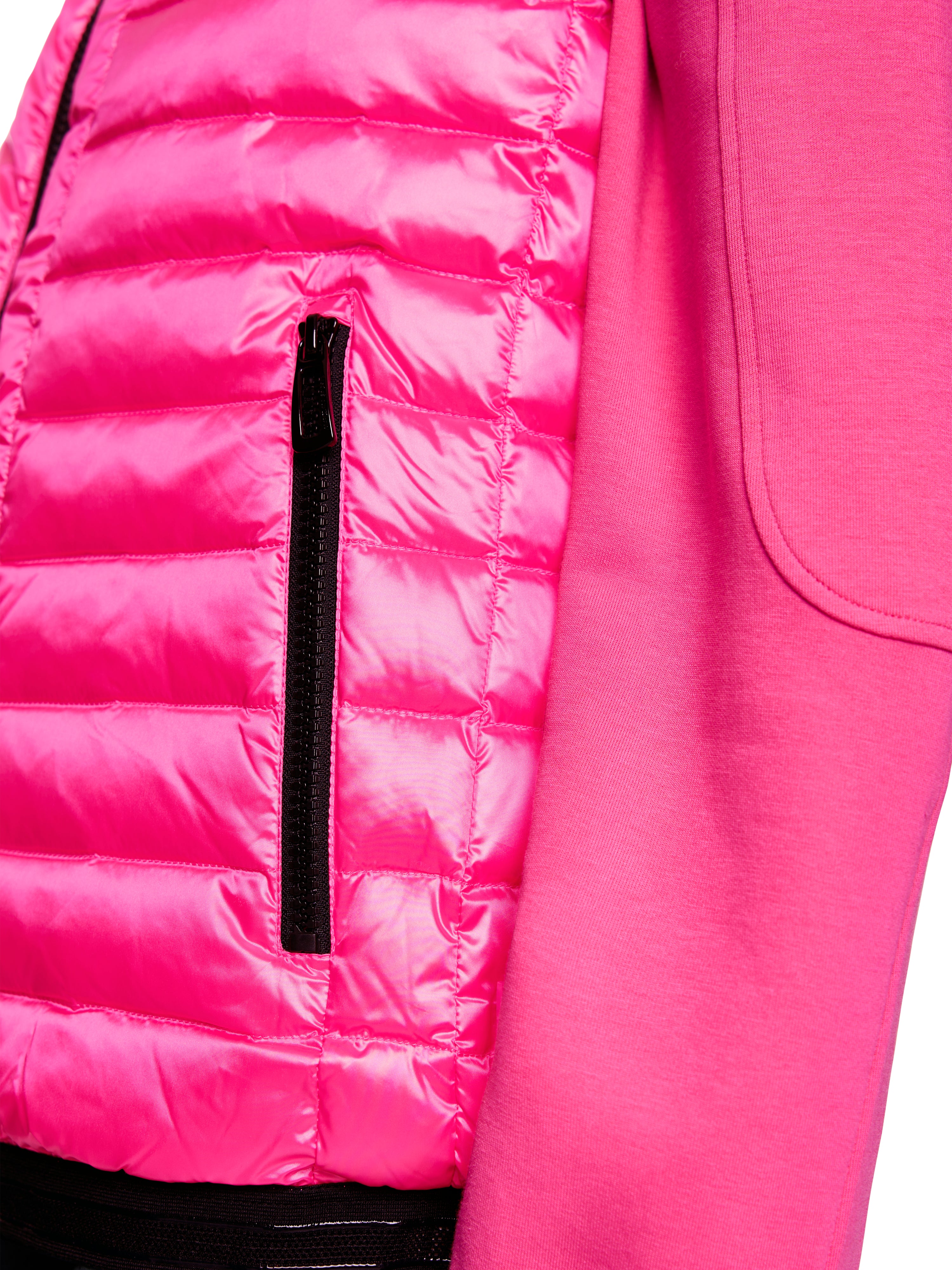 ווסט פוך בגזרה צמודה עם רוכסן דו-כיווני וכיסים הרכב: 59% פוליאסטר, 41% פוליאמידהדוגמנית בגובה 1.79 ולובשת מידה 3 של מארק קיין