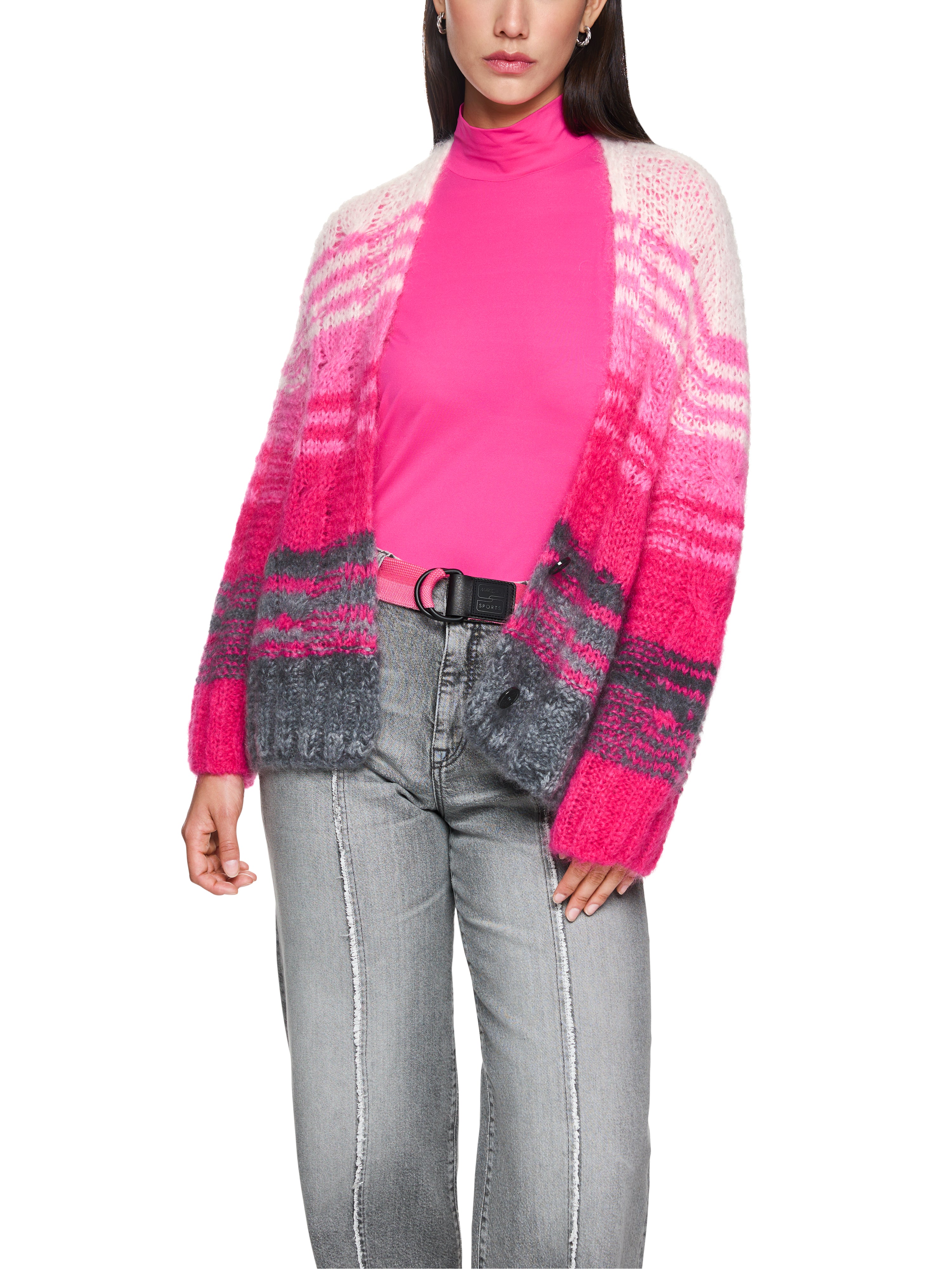 קרדיגן סרוג בגזרת אוברסייז עם סגירת 2 כפתורים הרכב: 62% מוהייר, 38% פוליאמידהדוגמנית בגובה 1.79 ולובשת מידה 3 של מארק קיין