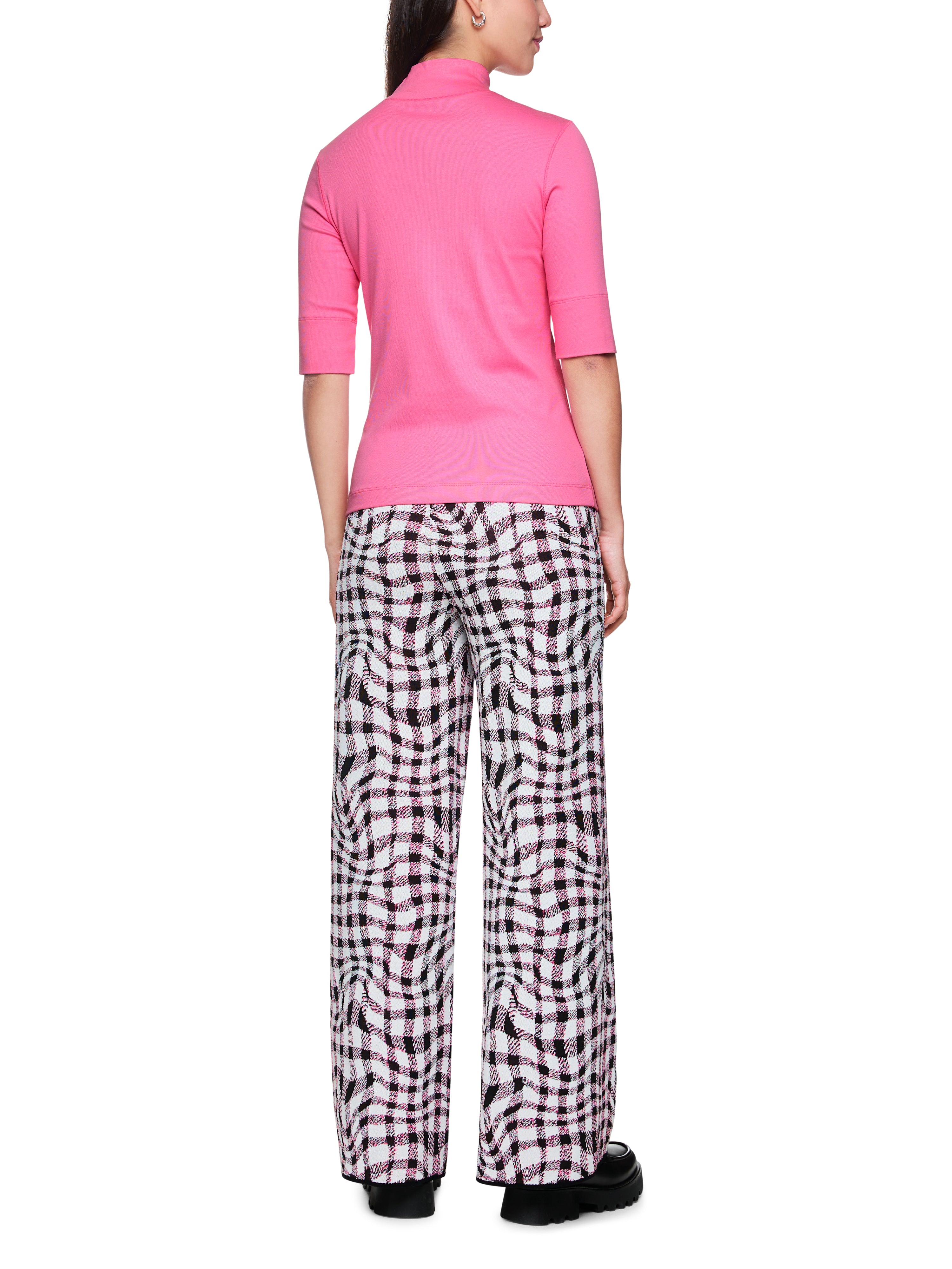 חולצה בגזרה צמודה עם שרוולים קצרים וצווארון גבוההרכב: 94% כותנה, 6% אלסטןהדוגמנית בגובה 1.79 ולובשת מידה 3 של מארק קיין