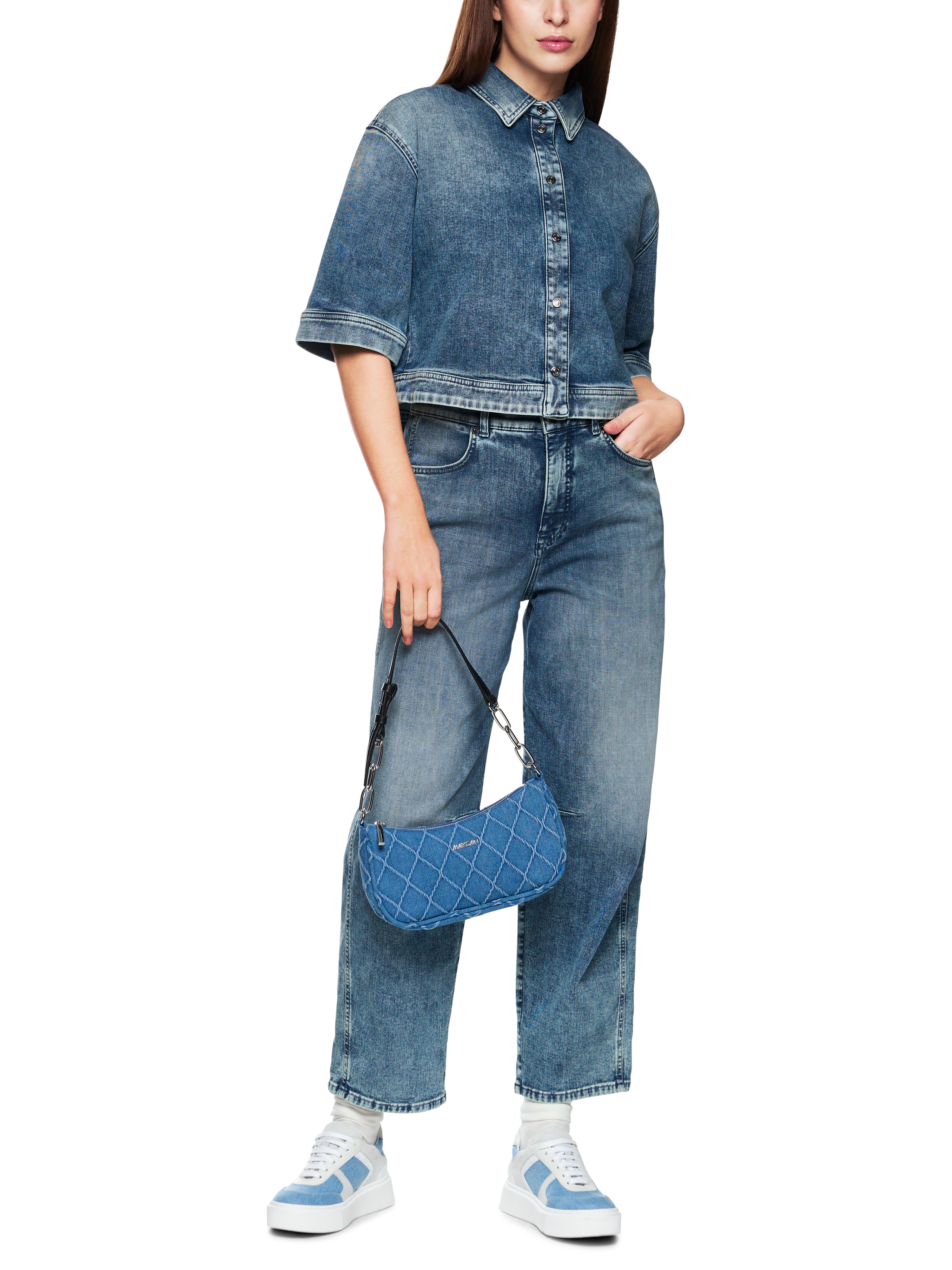 חולצת ג'ינס קרופ בגזרה רחבההרכב: 92% כותנה, 6% אלסטומולטיאסטר, 2% אלסטןהדוגמנית בגובה 1.79 ולובשת מידה 3 של מארק קיין