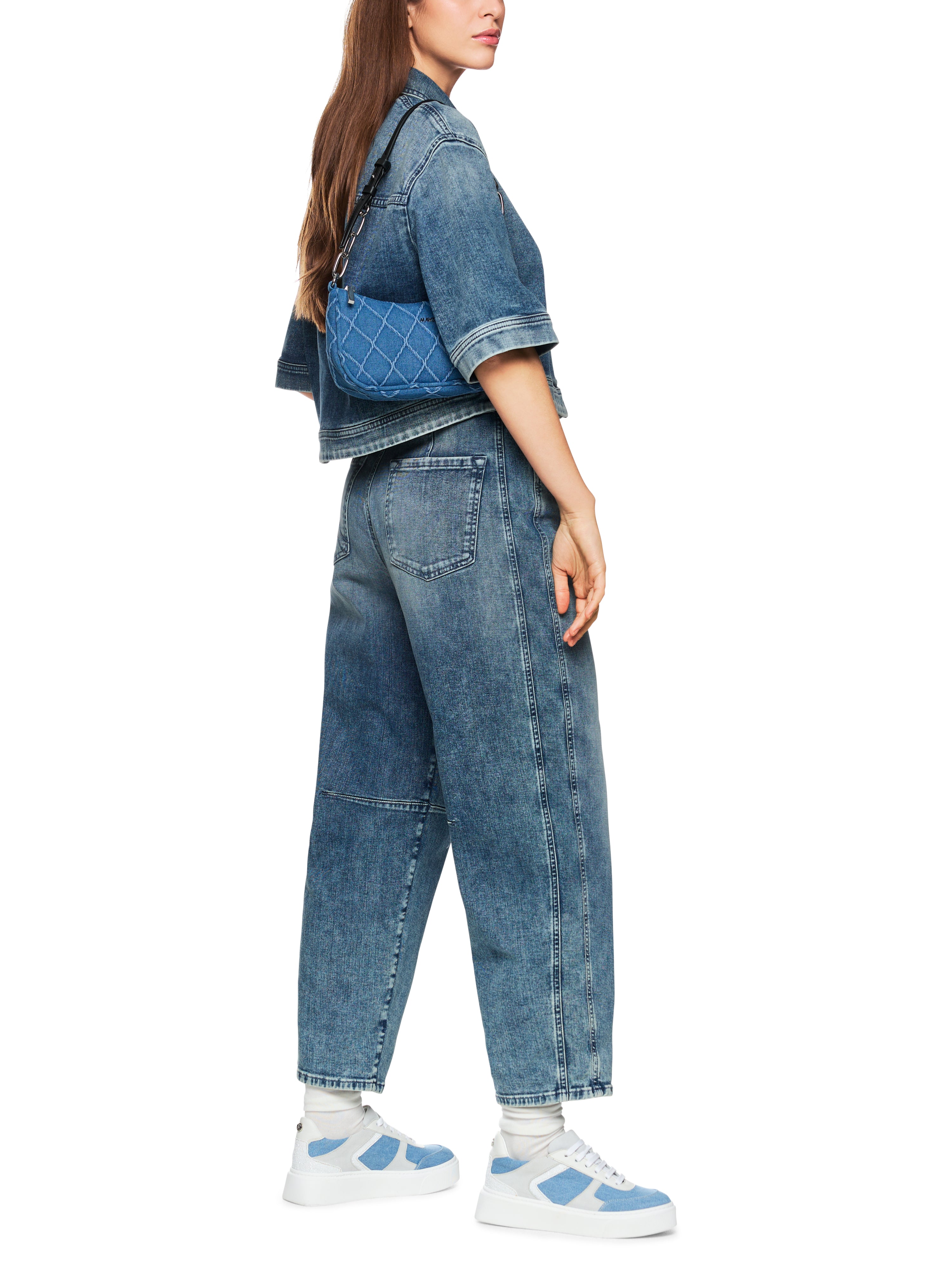 חולצת ג'ינס קרופ בגזרה רחבההרכב: 92% כותנה, 6% אלסטומולטיאסטר, 2% אלסטןהדוגמנית בגובה 1.79 ולובשת מידה 3 של מארק קיין