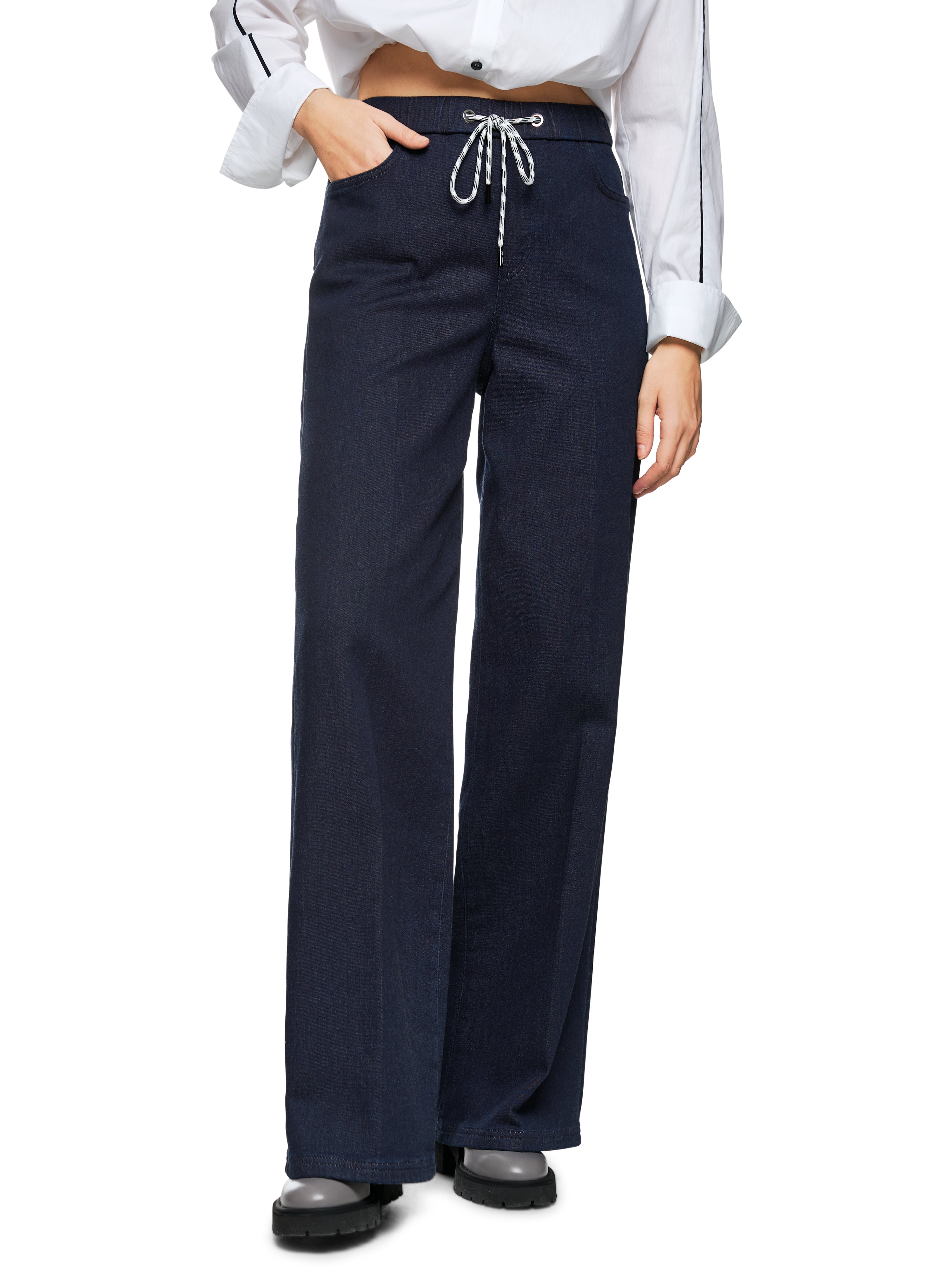 מכנסי ג'ינס מתרחבים בגזרה גבוהה עם כיסים צדדייםהרכב: 60% כותנה אורגנית, 38% כותנה, 2% אלסטןהדוגמנית בגובה 1.79 ולובשת מידה 3 של מארק קיין