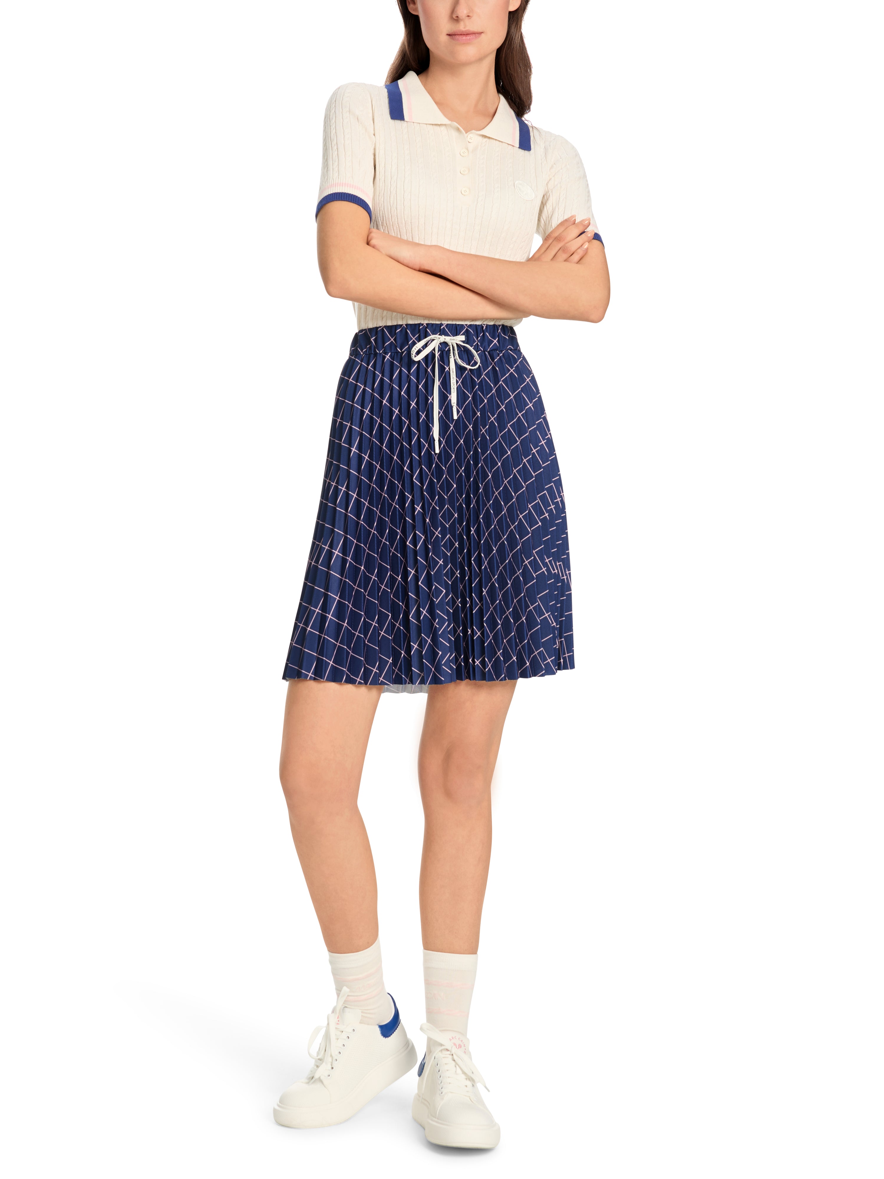 חצאית קפלים באורך מיני עם רצועת מותן אלסטית ושרוך מתכוונןהרכב: 97% פוליאסטר, 3% אלסטןהדוגמנית בגובה 1.79 ולובשת מידה 3 של מארק קיין