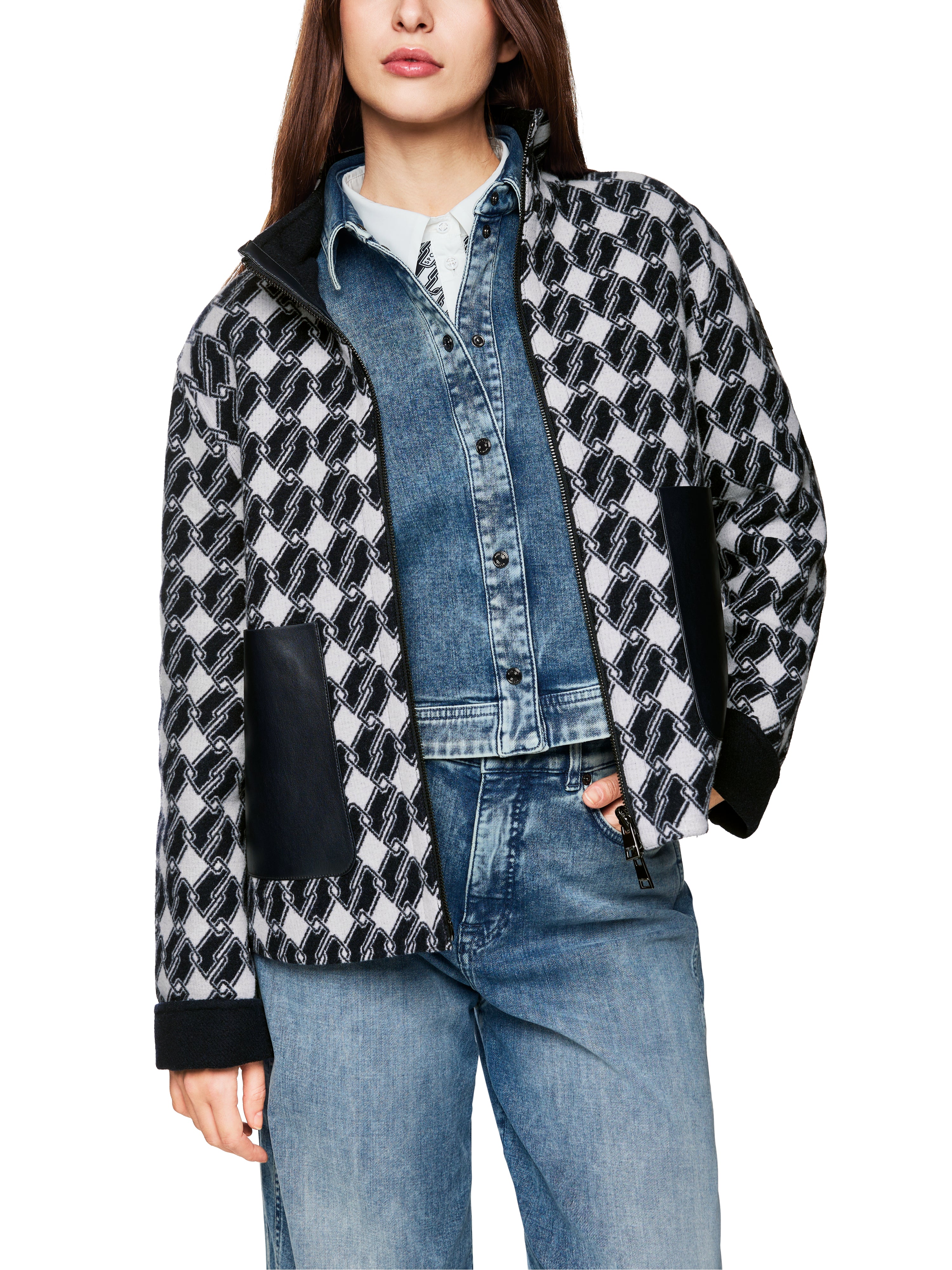 ז'קט דו צדדי בעיטור טלאים עם כיסים וסגירת רוכסן הרכב: 70% צמר, 30% פוליאסטרהדוגמנית בגובה 1.79 ולובשת מידה 3 של מארק קיין