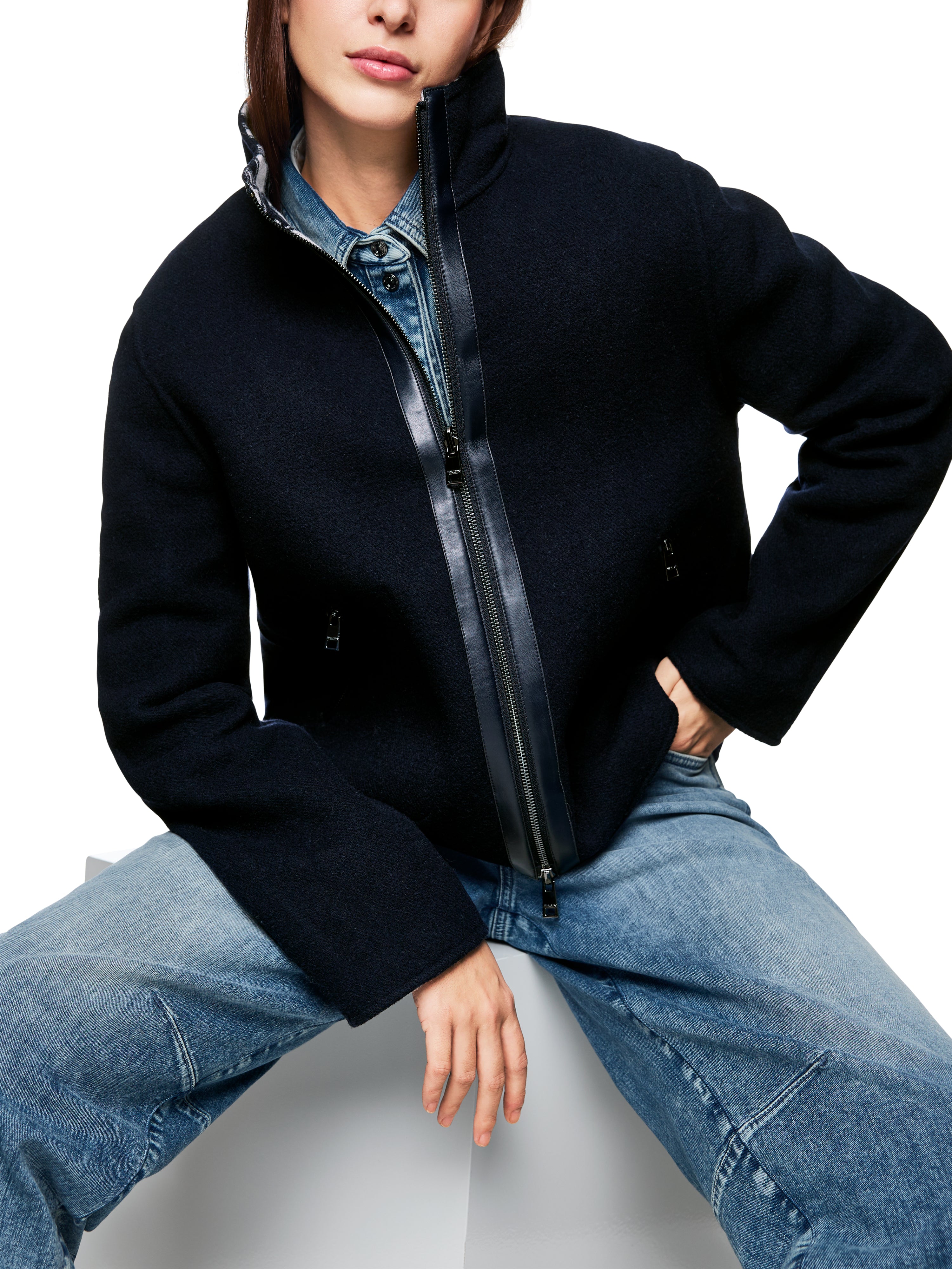 ז'קט דו צדדי בעיטור טלאים עם כיסים וסגירת רוכסן הרכב: 70% צמר, 30% פוליאסטרהדוגמנית בגובה 1.79 ולובשת מידה 3 של מארק קיין