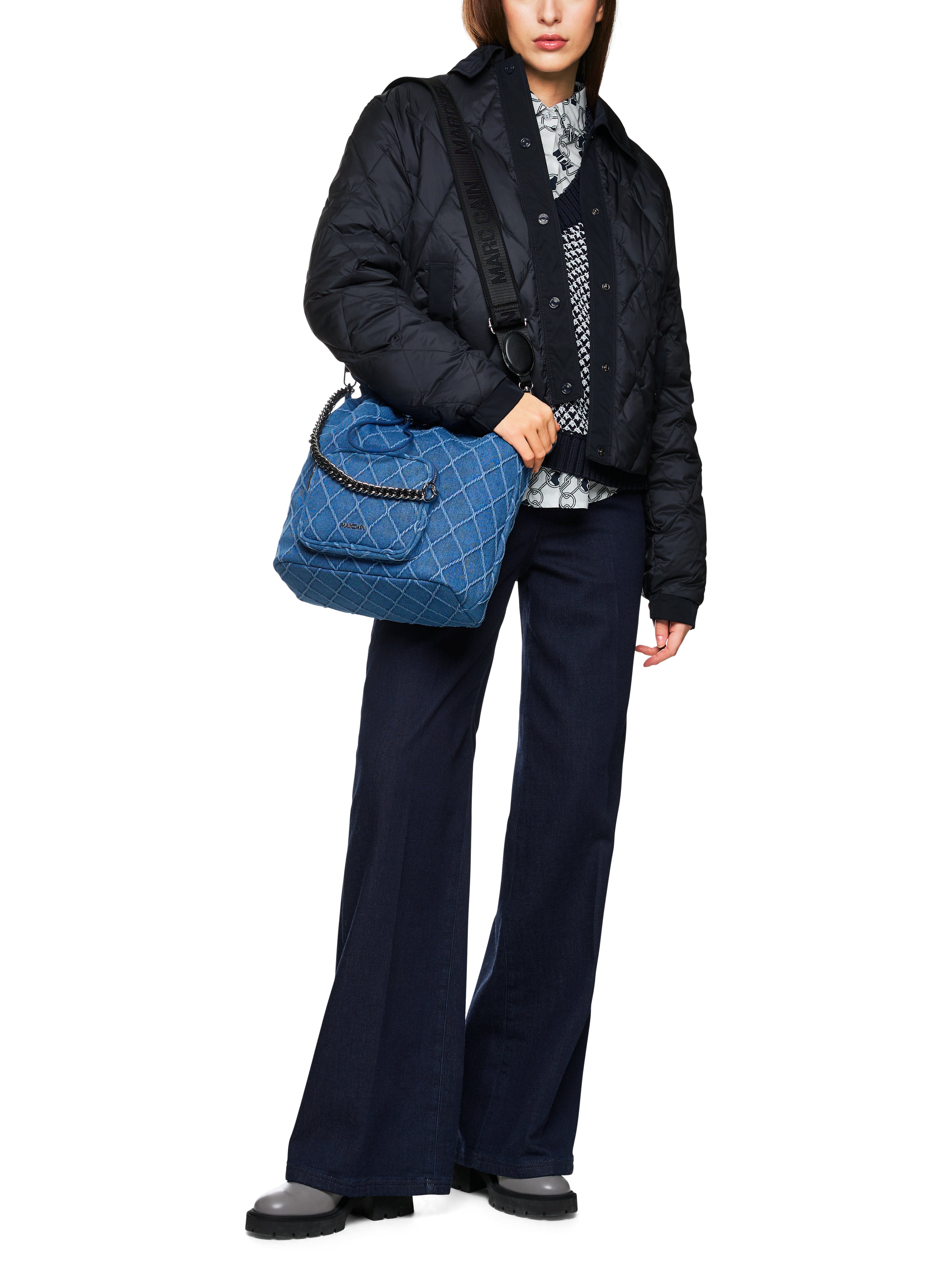 ז'קט מרופד קצר עם כיסי צדהרכב: 100% פוליאסטר ממוחזרהדוגמנית בגובה 1.79 ולובשת מידה 3 של מארק קיין