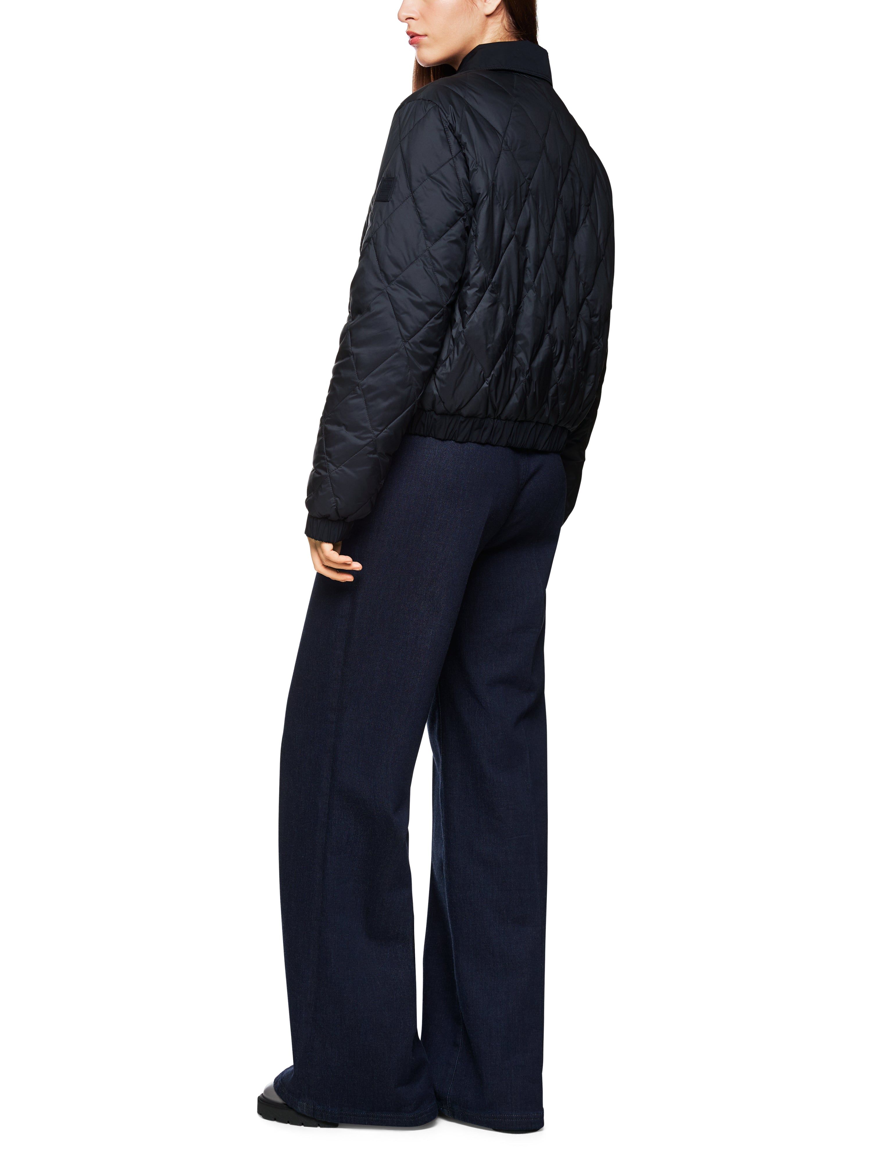 ז'קט מרופד קצר עם כיסי צדהרכב: 100% פוליאסטר ממוחזרהדוגמנית בגובה 1.79 ולובשת מידה 3 של מארק קיין