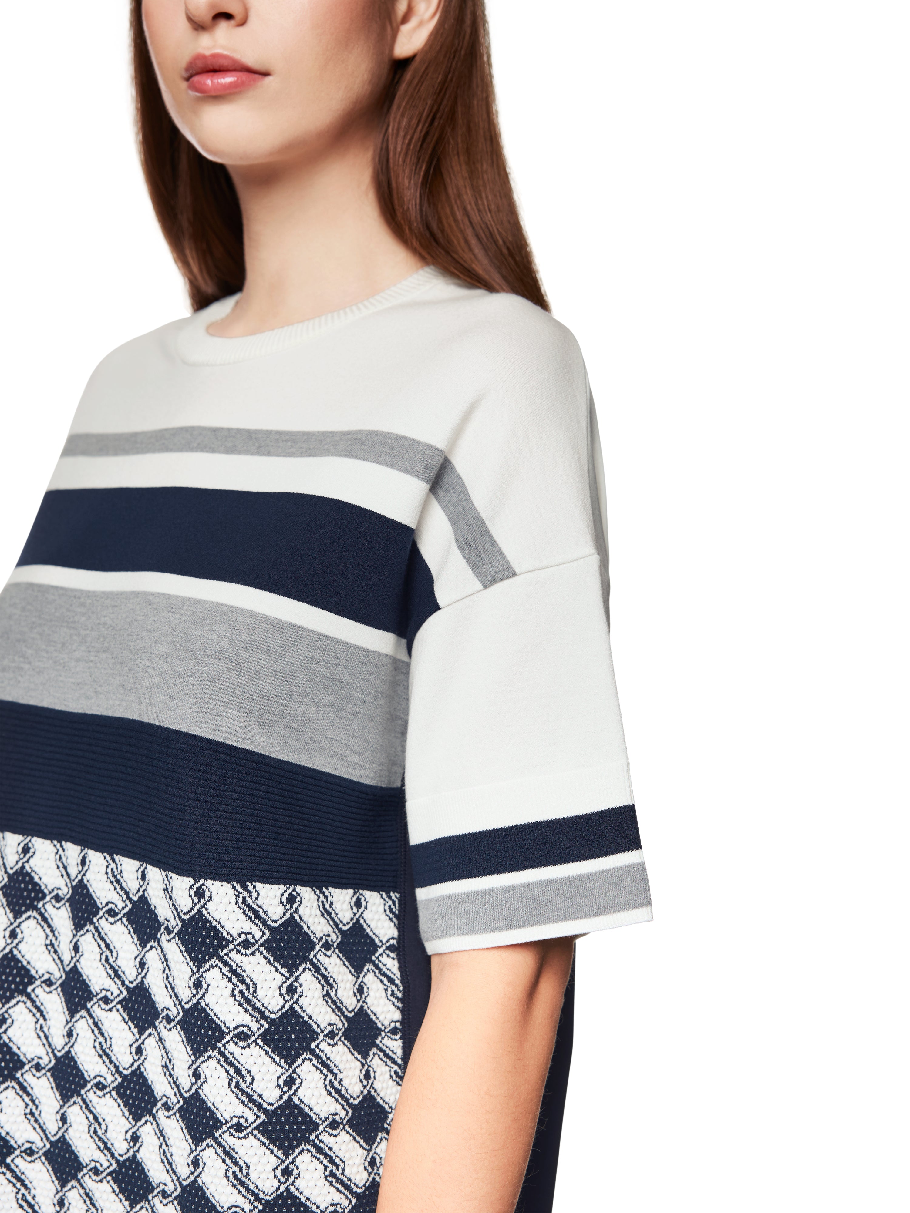 שמלת מידי סרוגה בגזרה רפויההרכב: 48% ויסקוזה, 22% כותנה, 21% פוליאסטר, 6% כותנה אורגנית, 3% פוליאמידהדוגמנית בגובה 1.79 ולובשת מידה 3 של מארק קיין