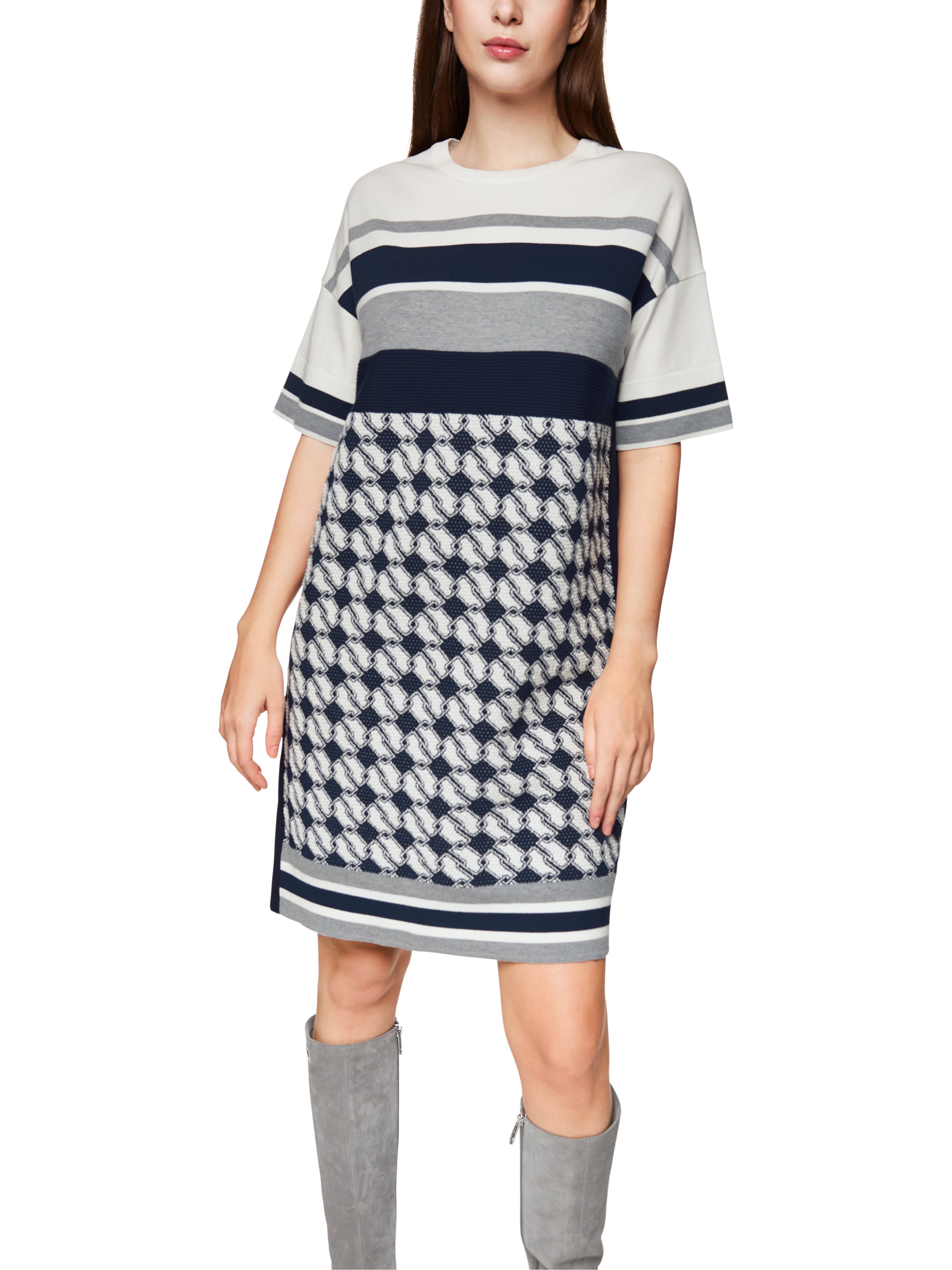 שמלת מידי סרוגה בגזרה רפויההרכב: 48% ויסקוזה, 22% כותנה, 21% פוליאסטר, 6% כותנה אורגנית, 3% פוליאמידהדוגמנית בגובה 1.79 ולובשת מידה 3 של מארק קיין