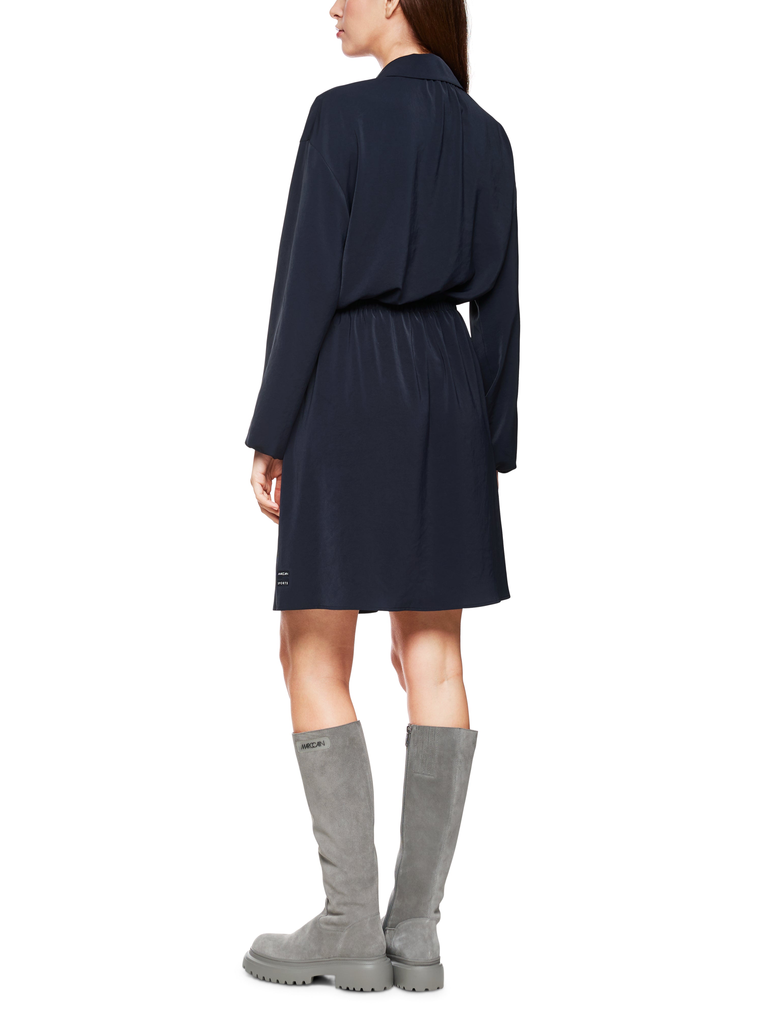 שמלת מיני עם סגירת כפתורים ושרוך גומי במותן הרכב: 100% פוליאסטר ממוחזרהדוגמנית בגובה 1.79 ולובשת מידה 3 של מארק קיין