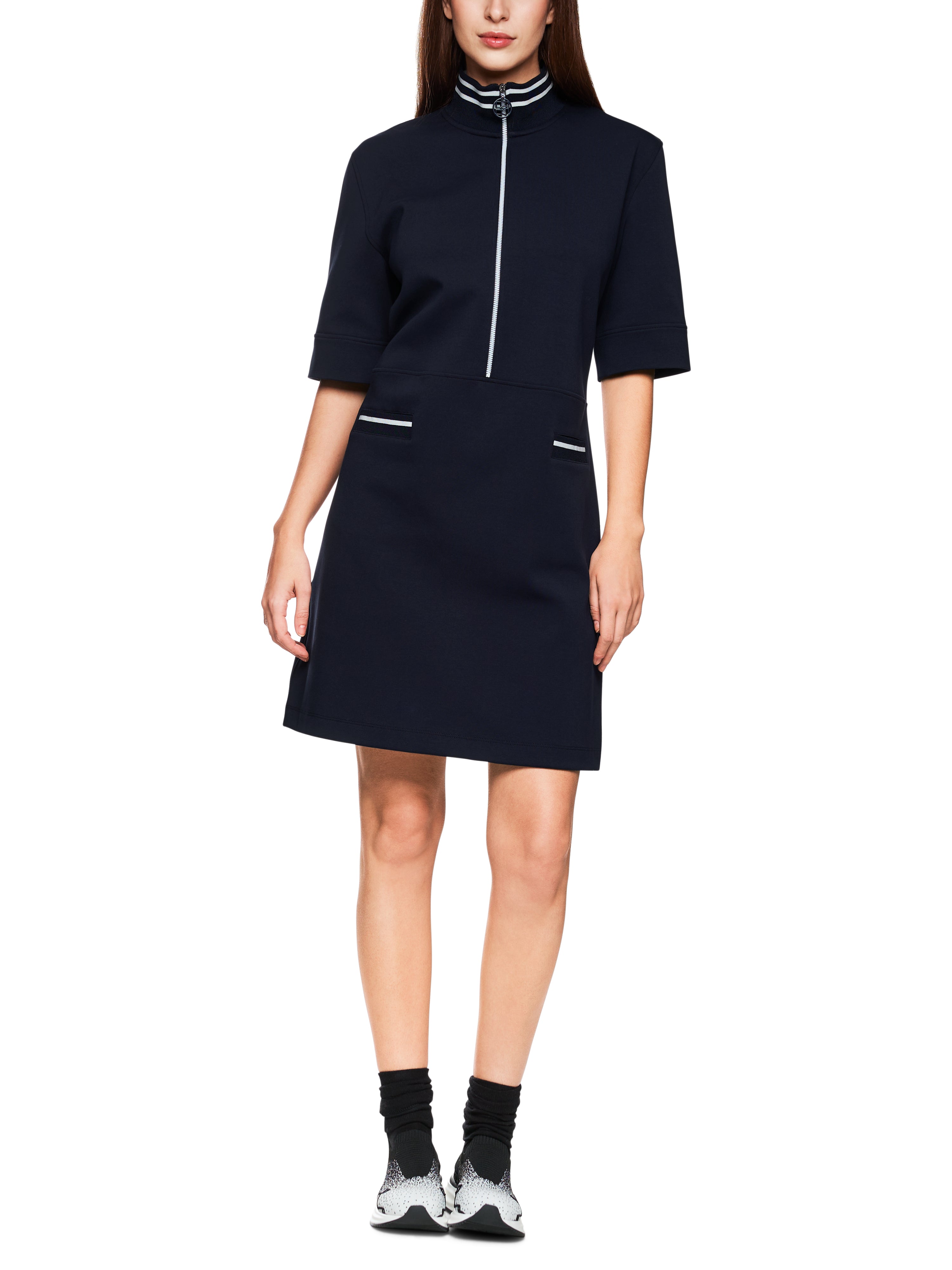 שמלת מיני עם צווארון טרוי וסגירת רוכסןהרכב: 82% כותנה, 14% פוליאסטר, 4% אלסטןהדוגמנית בגובה 1.79 ולובשת מידה 3 של מארק קיין