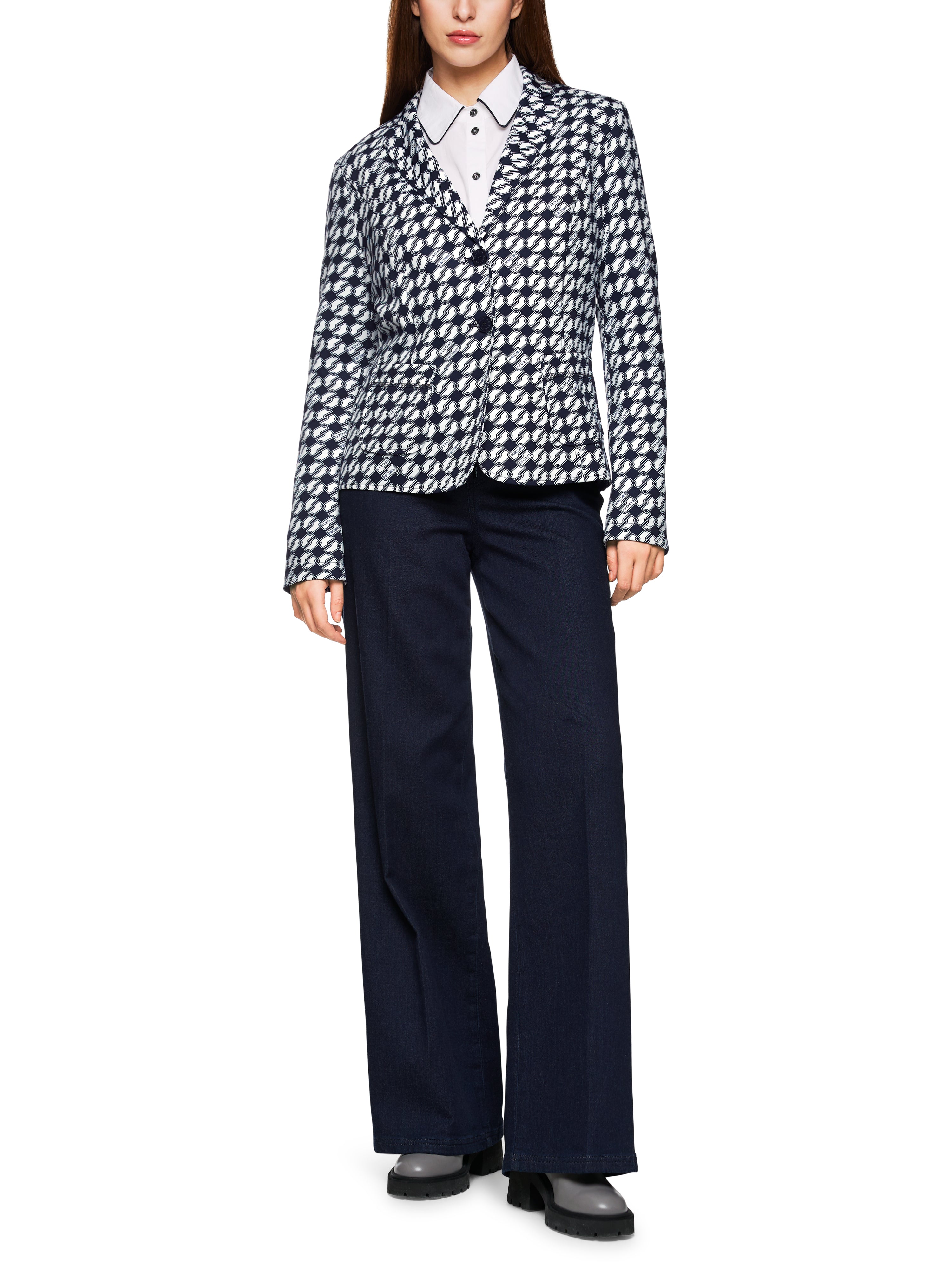 בלייזר סקובה גזרה צמודה עם הדפס גאומטרי הרכב: 87% פוליאמיד, 13% אלסטןהדוגמנית בגובה 1.79 ולובשת מידה 3 של מארק קיין