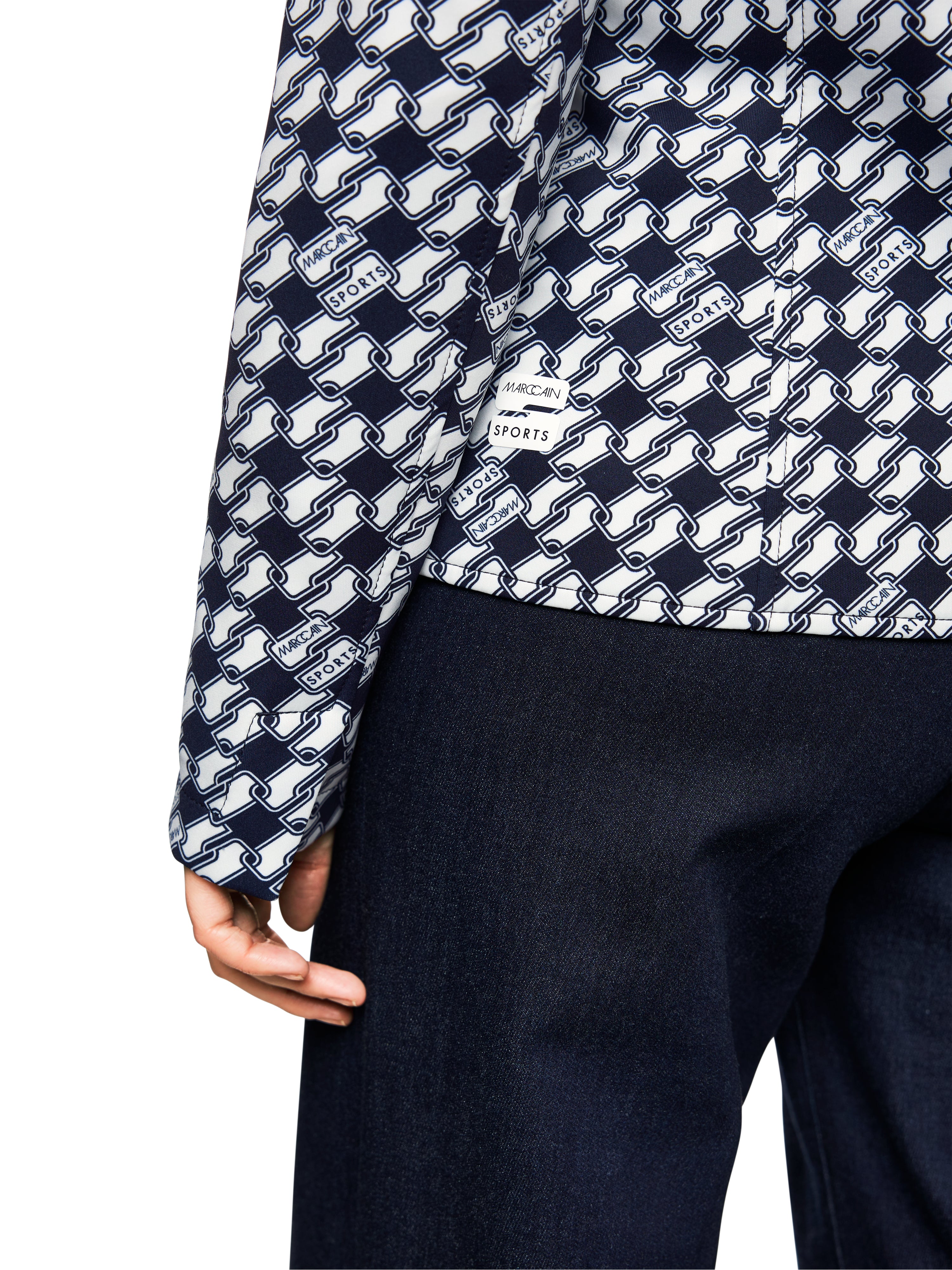 בלייזר סקובה גזרה צמודה עם הדפס גאומטרי הרכב: 87% פוליאמיד, 13% אלסטןהדוגמנית בגובה 1.79 ולובשת מידה 3 של מארק קיין