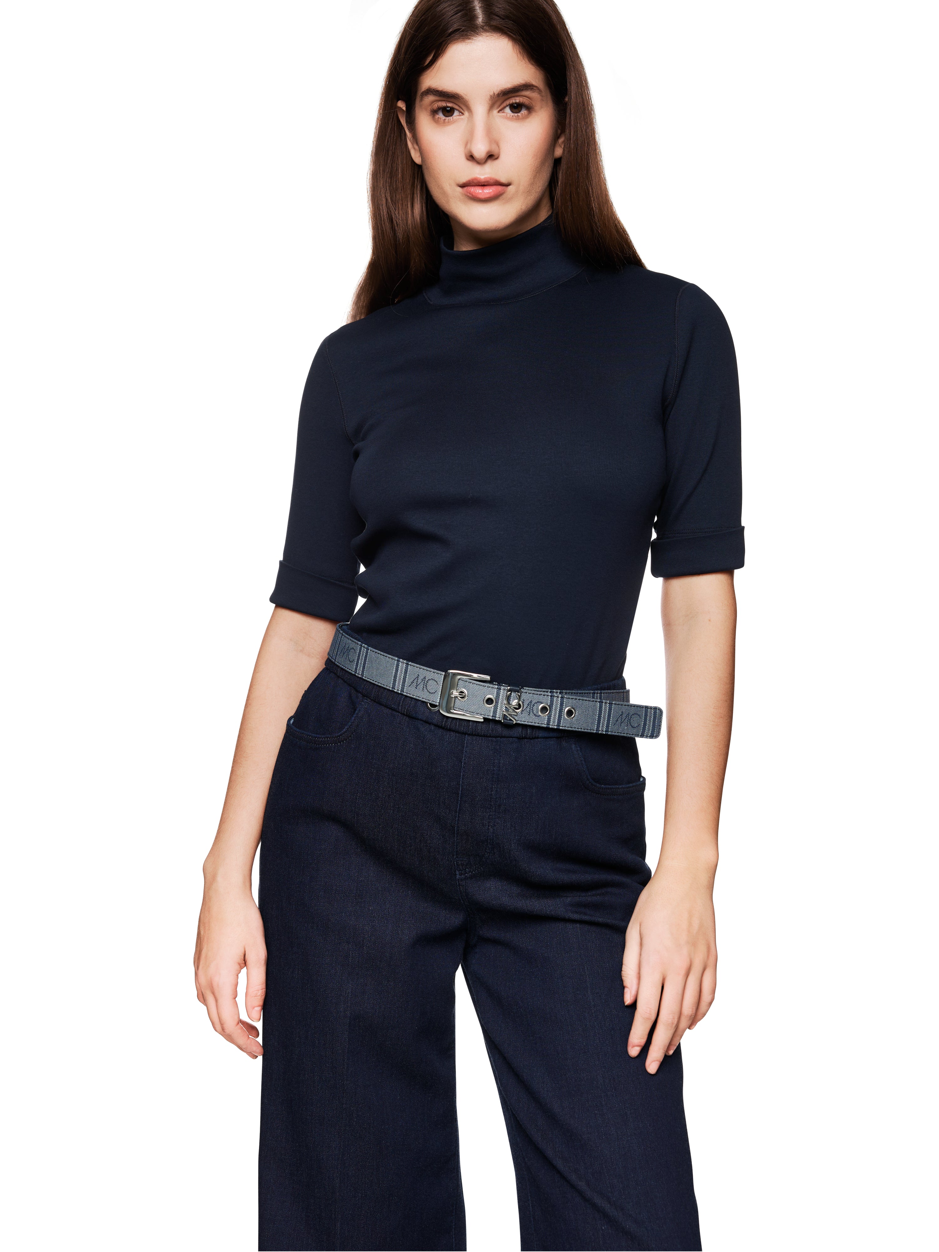 חולצת טי בגזרה צמודה עשויה כותנה נמתחתהרכב: 94% כותנה, 6% אלסטןהדוגמנית בגובה 1.79 ולובשת מידה 3 של מארק קיין