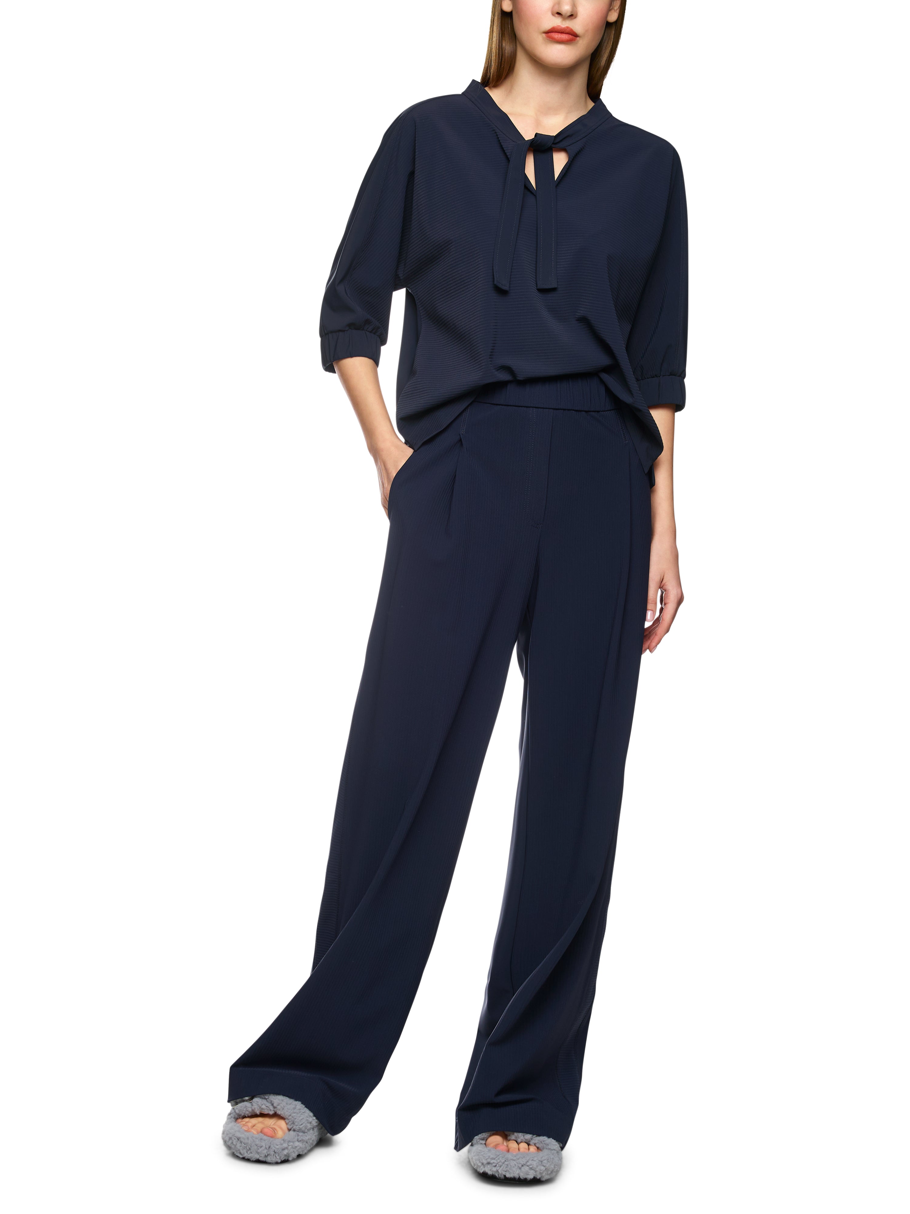 חולצת פפיון בגזרה זורמת עם צווארון Vהרכב: 73% פוליאמיד, 27% אלסטןהדוגמנית בגובה 1.79 ולובשת מידה 3 של מארק קיין