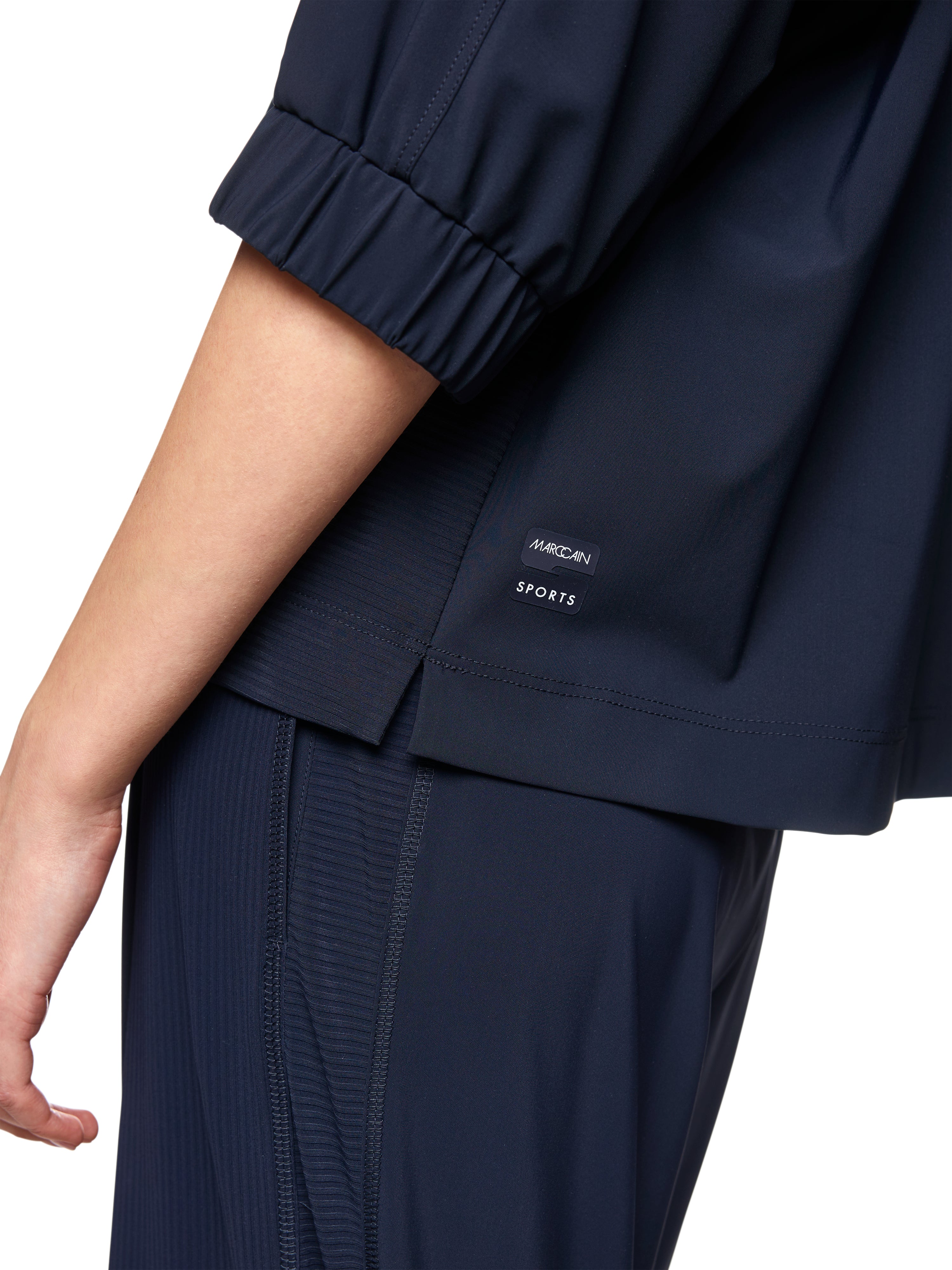 חולצת פפיון בגזרה זורמת עם צווארון Vהרכב: 73% פוליאמיד, 27% אלסטןהדוגמנית בגובה 1.79 ולובשת מידה 3 של מארק קיין