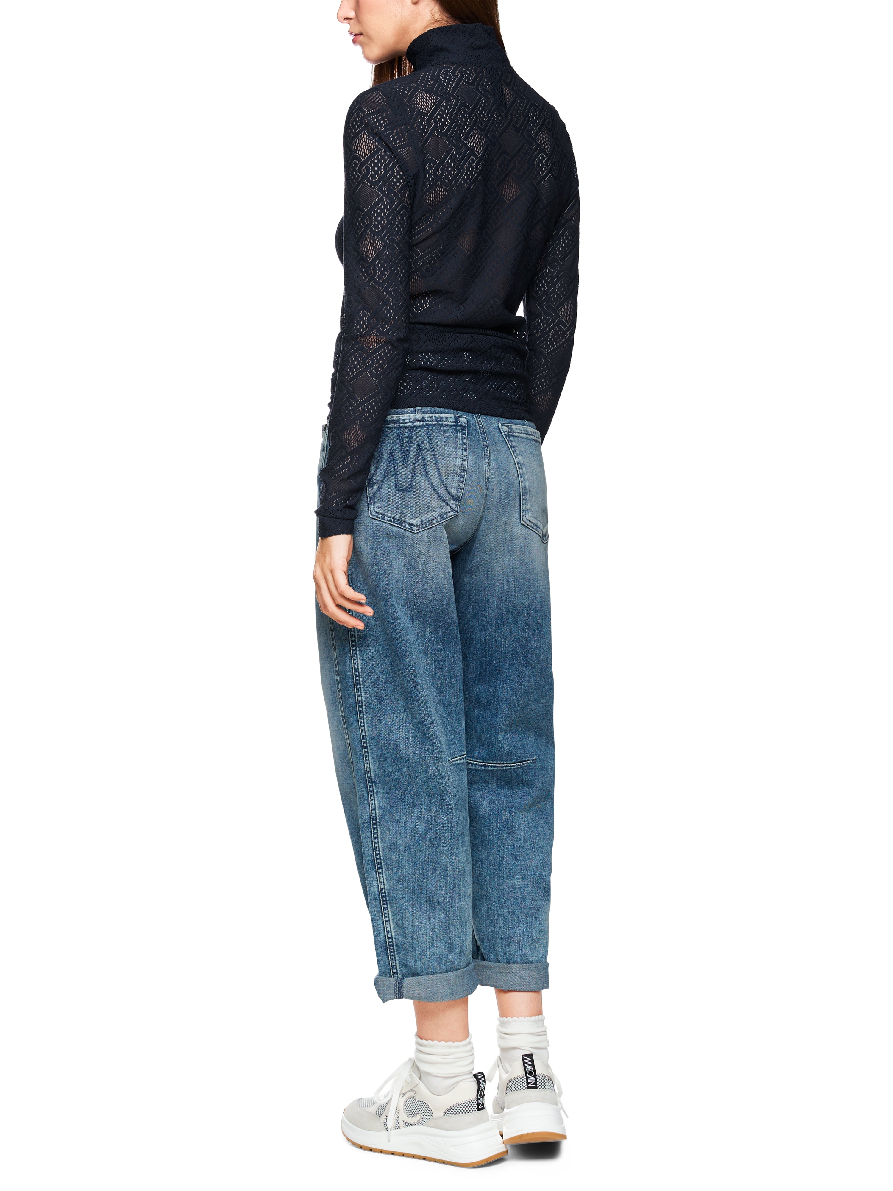 חולצה ארוכת שרוולים עשויה תחרה בעלת גזרה צמודההרכב: 93% פוליאמיד, 7% אלסטןהדוגמנית בגובה 1.79 ולובשת מידה 3 של מארק קיין